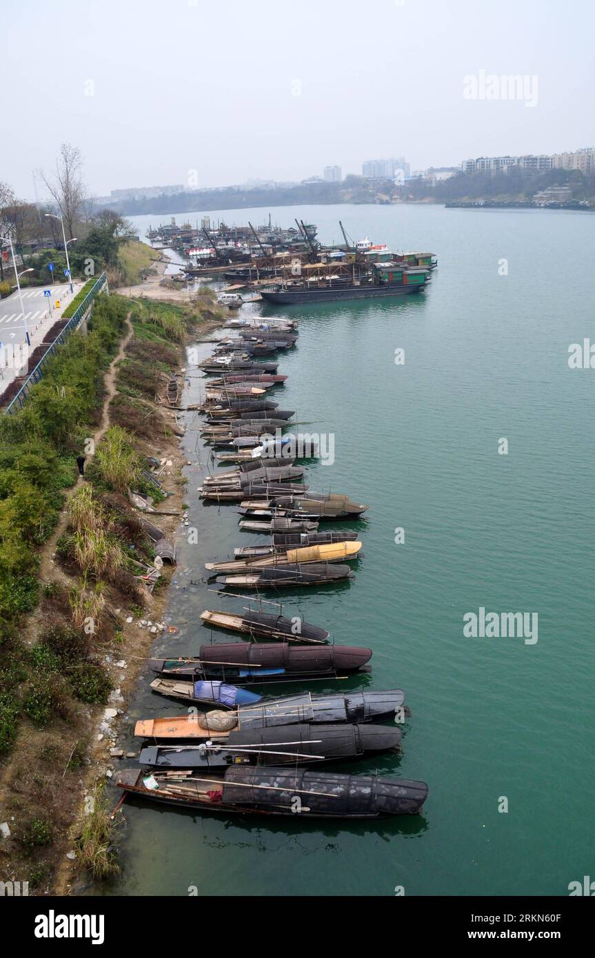 Bildnummer: 56991228  Datum: 31.01.2012  Copyright: imago/Xinhua (120131) -- LIUZHOU, Jan. 31, 2012 (Xinhua) -- Boats are anchored on the Liujiang River in Liuzhou City, south China s Guangxi Zhuang Autonomous Region, Jan. 31, 2012. A 300-km section of river will be affected by cadmium pollution stretching across 100km of a river in Guangxi, experts handling the incident said Tuesday. The river section from the Honghua hydropower station to further downstream of the Liujiang River, which is located downstream of the Longjiang River where the spill occurred, will be affected, said Xu Zhencheng, Stock Photo