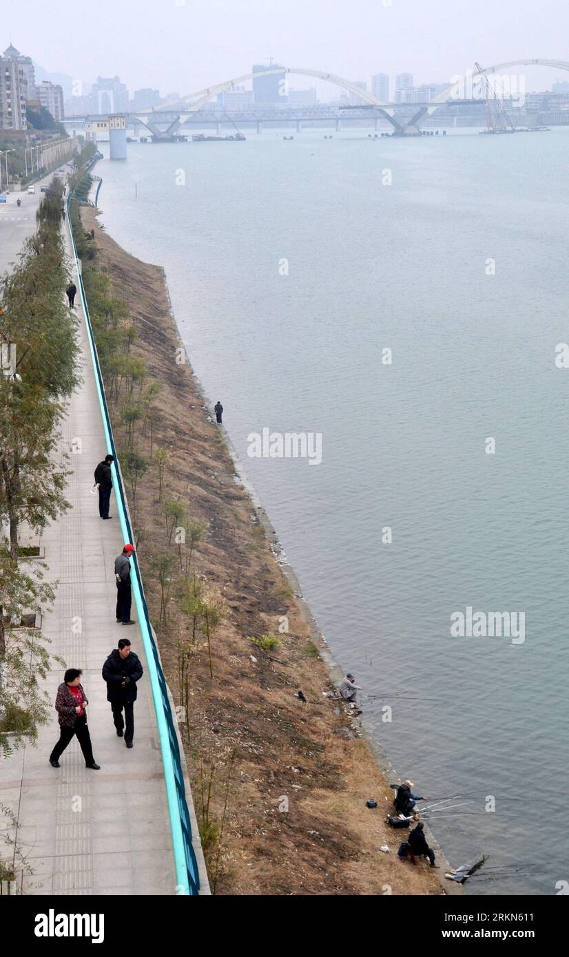 Bildnummer: 56991225  Datum: 31.01.2012  Copyright: imago/Xinhua (120131) -- LIUZHOU, Jan. 31, 2012 (Xinhua) -- Citizens walk by the Liujiang River in Liuzhou City, south China s Guangxi Zhuang Autonomous Region, Jan. 31, 2012. A 300-km section of river will be affected by cadmium pollution stretching across 100km of a river in Guangxi, experts handling the incident said Tuesday. The river section from the Honghua hydropower station to further downstream of the Liujiang River, which is located downstream of the Longjiang River where the spill occurred, will be affected, said Xu Zhencheng, head Stock Photo