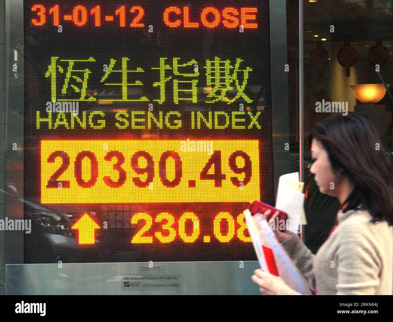Bildnummer: 56994201  Datum: 31.01.2012  Copyright: imago/Xinhua (120131) -- HONG KONG, Jan. 31, 2012 (Xinhua) -- A pedestrian walks past an electronic panel showing the Hang Seng Index in Hong Kong, south China, Jan. 31, 2012. Hong Kong s Hang Seng Index increased by 230.08 points, or 1.14 percent, to end at 20390.49 on Tuesday. (Xinhua/Wong Pun Keung) (ljh) CHINA-HONG KONG-STOCK-UP PUBLICATIONxNOTxINxCHN Wirtschaft Börse Aktienindex Aktienkurs Aktien Anstieg xbs x0x 2012 quer      56994201 Date 31 01 2012 Copyright Imago XINHUA  Hong Kong Jan 31 2012 XINHUA a Pedestrian Walks Past to Electro Stock Photo