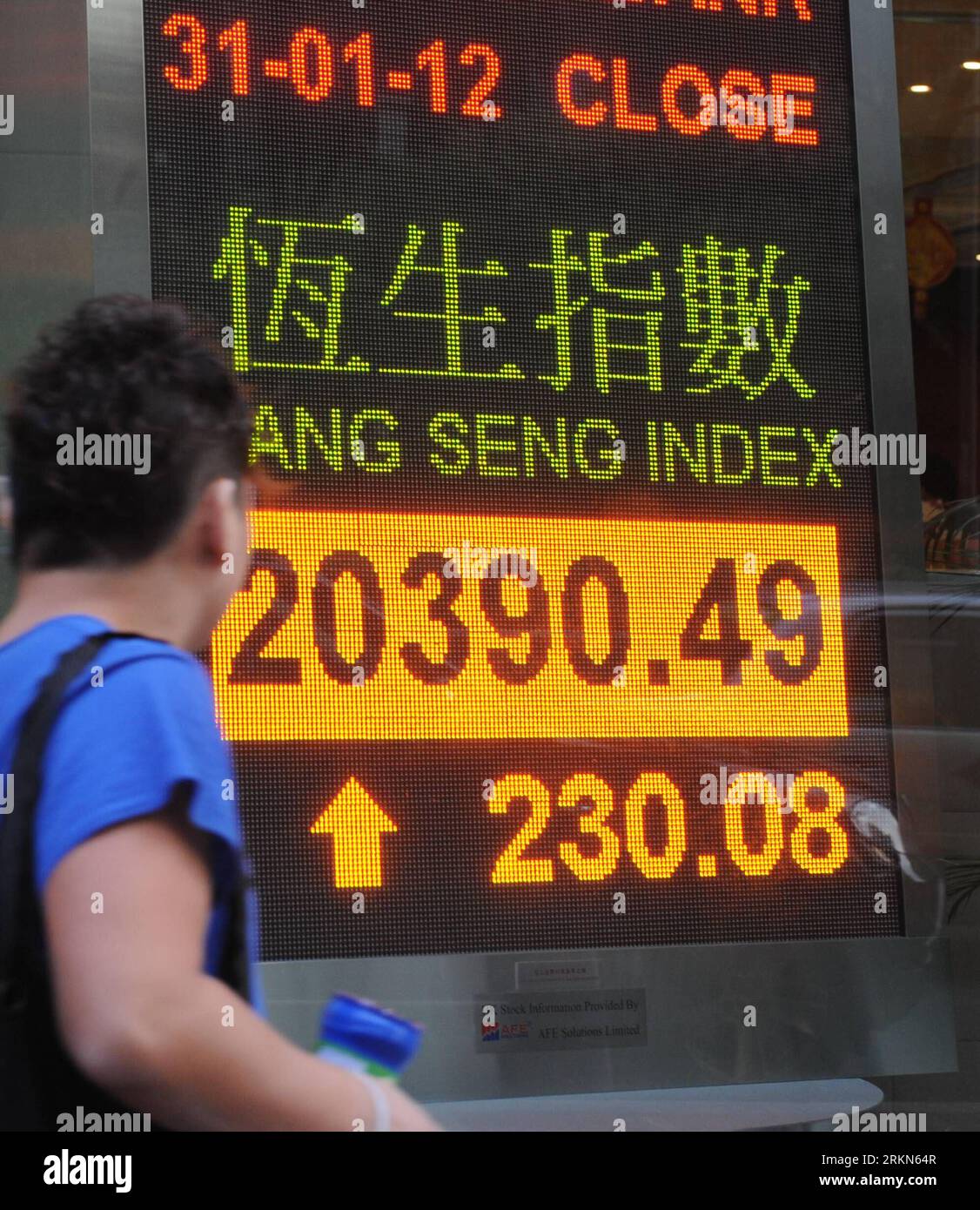 Bildnummer: 56994200  Datum: 31.01.2012  Copyright: imago/Xinhua (120131) -- HONG KONG, Jan. 31, 2012 (Xinhua) -- A pedestrian walks past an electronic panel showing the Hang Seng Index in Hong Kong, south China, Jan. 31, 2012. Hong Kong s Hang Seng Index increased by 230.08 points, or 1.14 percent, to end at 20390.49 on Tuesday. (Xinhua/Wong Pun Keung) CHINA-HONG KONG-STOCK-UP PUBLICATIONxNOTxINxCHN Wirtschaft Börse Aktienindex Aktienkurs Aktien Anstieg xbs x0x 2012 quadrat      56994200 Date 31 01 2012 Copyright Imago XINHUA  Hong Kong Jan 31 2012 XINHUA a Pedestrian Walks Past to Electronic Stock Photo