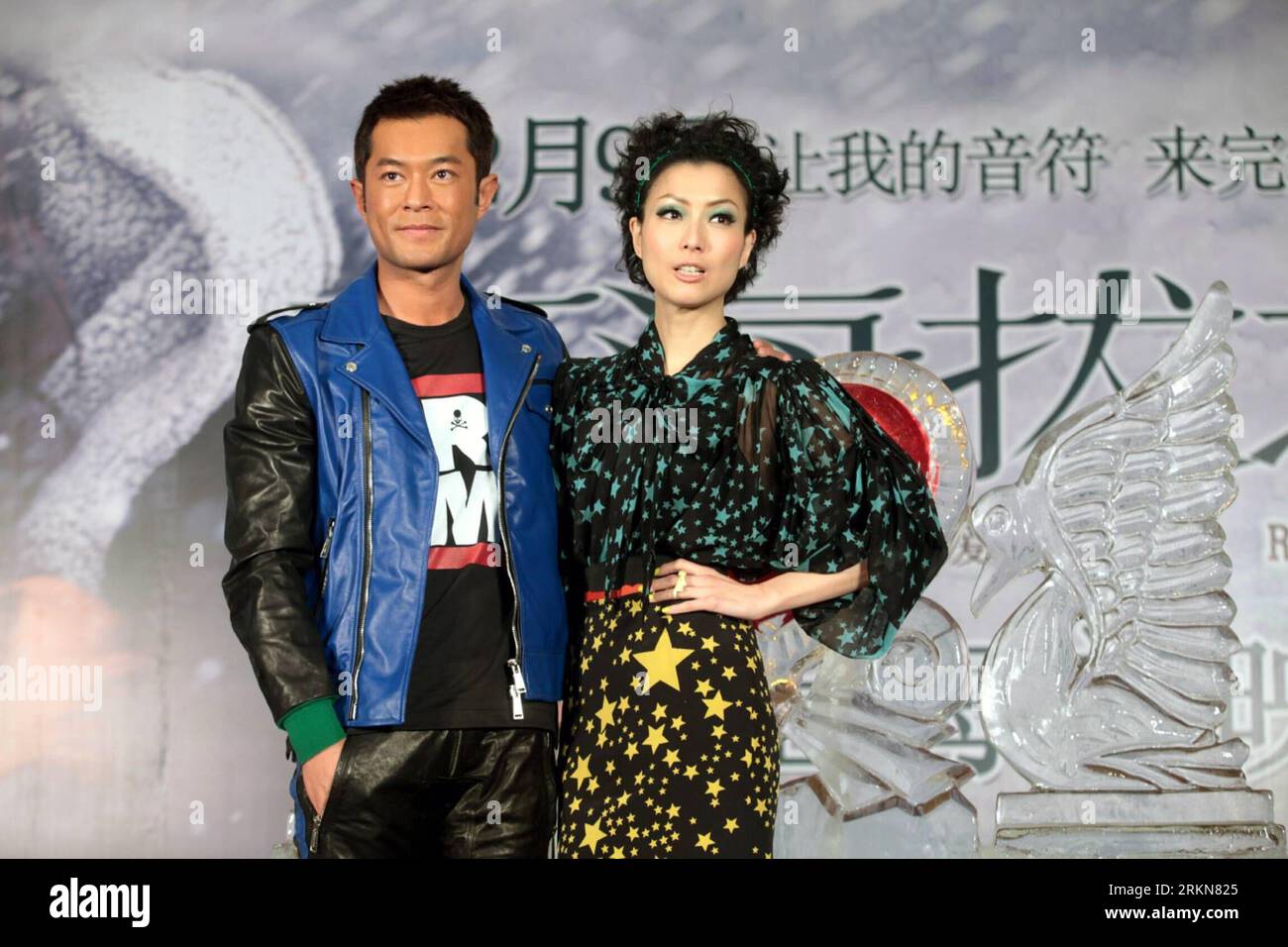 Bildnummer: 57021736  Datum: 06.02.2012  Copyright: imago/Xinhua (120206) -- SHANGHAI, Feb. 6, 2012 (Xinhua) -- Actor Louis Koo (L) and actress Sammi Cheng (R) pose for photos during a press conference of the film Romancing In Thin Air , in which they star, in east China s Shanghai Municipality, Feb. 6, 2012. Directed by Hong Kong-based Johnnie To, the film romance will be premiered in the Chinese mainland on Feb. 9 in the final run-up to the Valentine s Day. (Xinhua) (lmm) CHINA-SHANGHAI-LOUIS KOO-SAMMI CHENG-NEW FILM-PRESS CONFERENCE (CN) PUBLICATIONxNOTxINxCHN People Entertainment Film xda Stock Photo