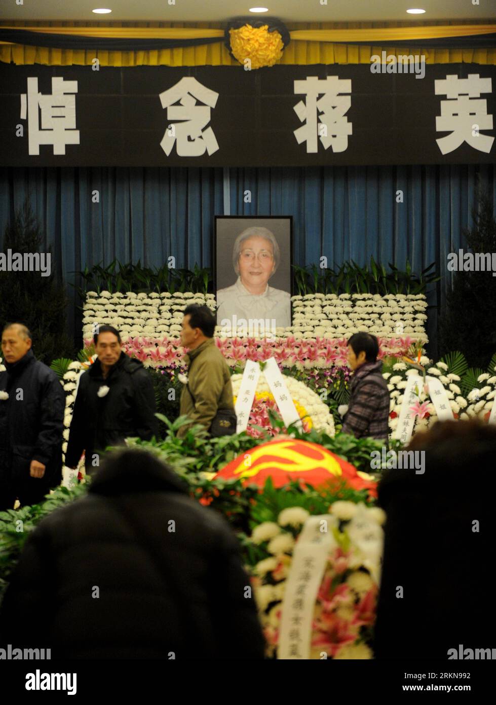 Bildnummer: 57047594  Datum: 10.02.2012  Copyright: imago/Xinhua (120210) -- BEIJING, Feb. 10, 2012 (Xinhua) -- attend the mourning ceremony of Jiang Ying, an opera singer and music educator and wife of China s late rocket scientist Qian Xuesen, in Beijing, capital of China, Feb. 10, 2012. Jiang died on Sunday of respiratory and heart failure in Beijing at the age of 93. (Xinhua/Luo Xiaoguang) (zgp) CHINA-BEIJING-JIANG YING-MOURNING CEREMONY (CN) PUBLICATIONxNOTxINxCHN People Kultur Musik Trauer Gedenken xbs x0x 2012 hoch      57047594 Date 10 02 2012 Copyright Imago XINHUA  Beijing Feb 10 201 Stock Photo