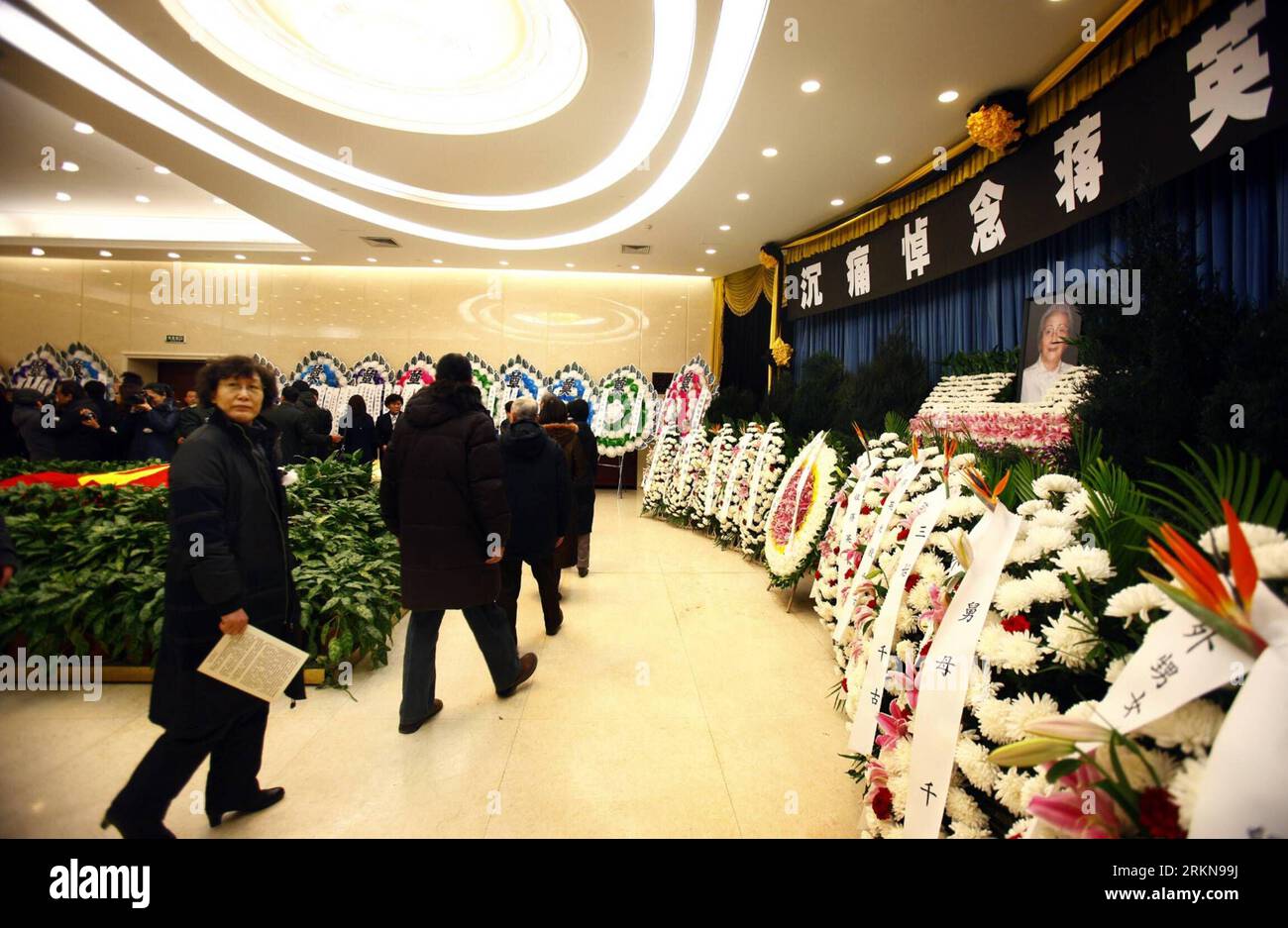 Bildnummer: 57047595  Datum: 10.02.2012  Copyright: imago/Xinhua (120210) -- BEIJING, Feb. 10, 2012 (Xinhua) -- attend the mourning ceremony of Jiang Ying, an opera singer and music educator and wife of China s late rocket scientist Qian Xuesen, in Beijing, capital of China, Feb. 10, 2012. Jiang died on Sunday of respiratory and heart failure in Beijing at the age of 93. (Xinhua/Wan Xiang) (zgp) CHINA-BEIJING-JIANG YING-MOURNING CEREMONY (CN) PUBLICATIONxNOTxINxCHN People Kultur Musik Trauer Gedenken xbs x0x 2012 quer      57047595 Date 10 02 2012 Copyright Imago XINHUA  Beijing Feb 10 2012 XI Stock Photo