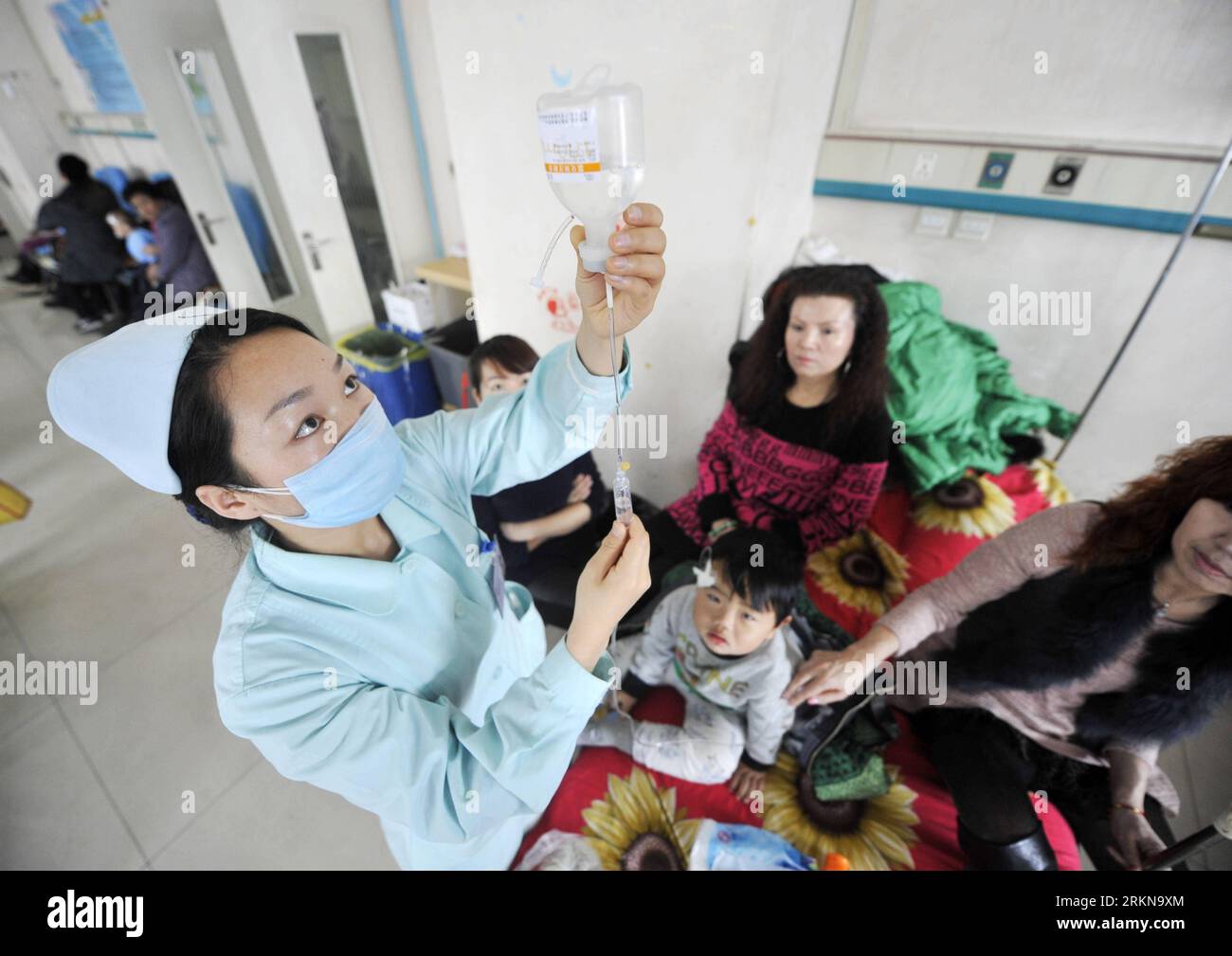 Bildnummer: 57060052  Datum: 12.02.2012  Copyright: imago/Xinhua (120212) -- YINCHUAN, Feb. 12, 2012 (Xinhua) -- A nurse takes care of a child at Yinchuan Maternal and Children Health Hospital in Yinchuan, captial of northwest China s Ningxia Hui Autonomous Region, Feb. 12, 2012. Many children caught cold due to sharp temperture decline, rendering the number of children getting infusion to almost 300 per day in the hospital. (Xinhua/Peng Zhaozhi) (zc) CHINA-YINCHUAN-CHILDREN-INFUSION (CN) PUBLICATIONxNOTxINxCHN Gesellschaft Gesundheit medizinische Versorgung Kinder krank Erkältung Kälte Winter Stock Photo