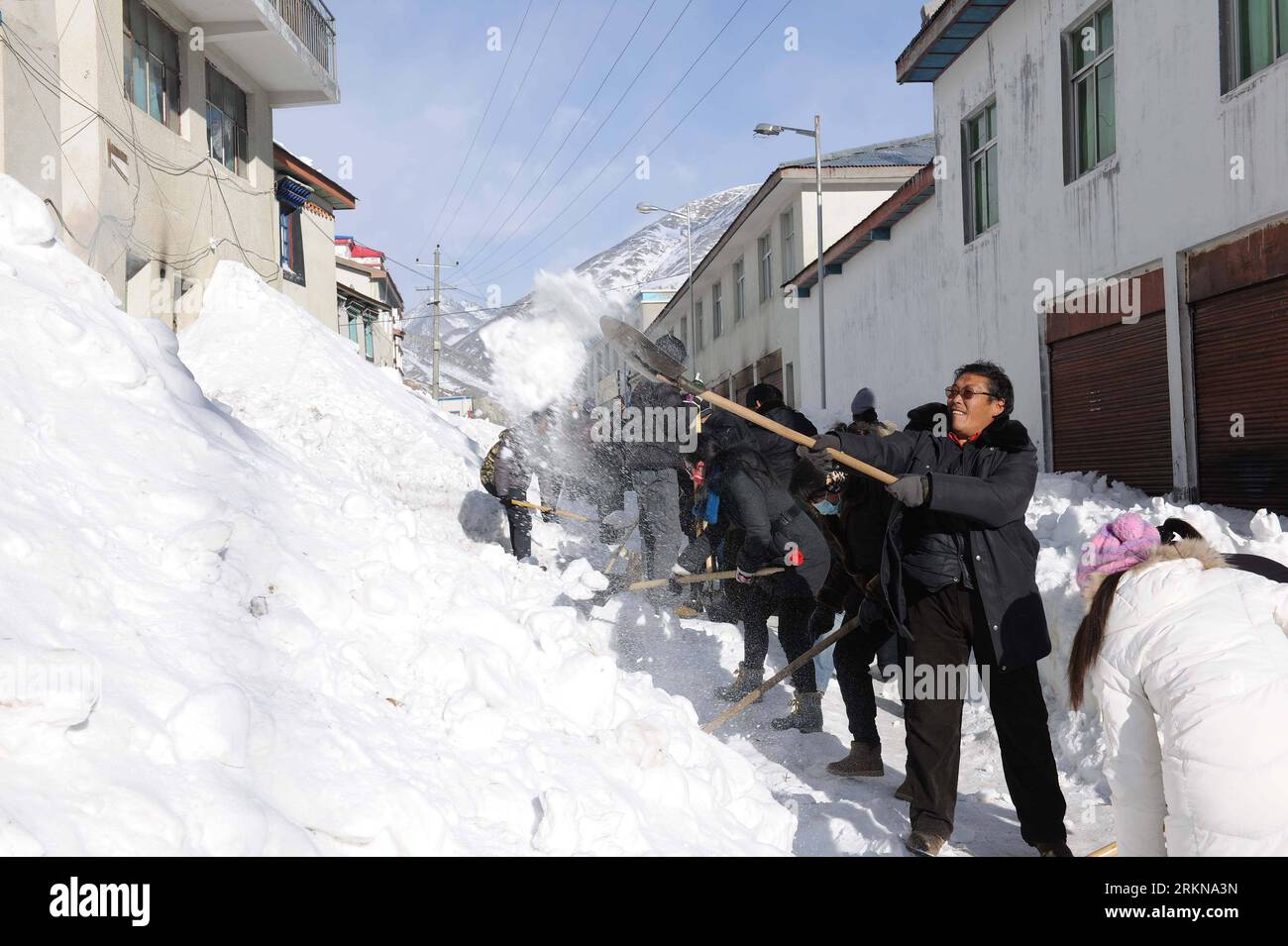 Besen für schnee fegen -Fotos und -Bildmaterial in hoher Auflösung – Alamy