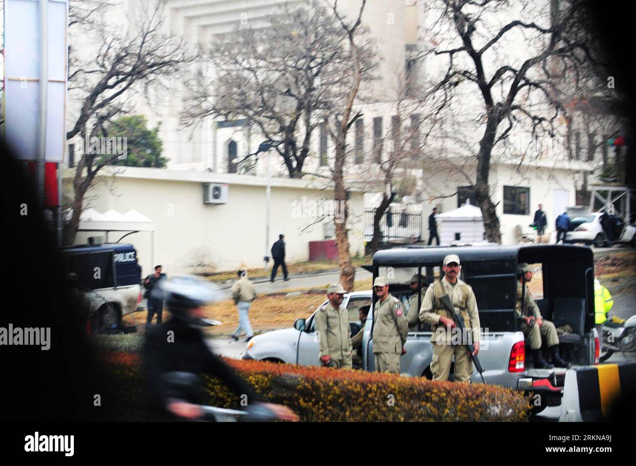 Bildnummer: 57063150  Datum: 13.02.2012  Copyright: imago/Xinhua (120213) -- ISLAMABAD, Feb. 13, 2012 (Xinhua) -- Pakistani paramilitary soldiers stand guard outside the Supreme Court building in Islamabad, capital of Pakistan on Feb. 13, 2012. Security is at high alert before Pakistani Prime Minister s hearing in Supreme Court. Supreme Court of Pakistan has charge sheeted Pakistani Prime Minister Yousuf Raza Gilani as contempt of court on Monday for not complying court s orders of writing a letter to the Swiss courts against Pakistani President Asif Ali Zardari. (Xinhua/Ahmad Kamal) PAKISTAN- Stock Photo