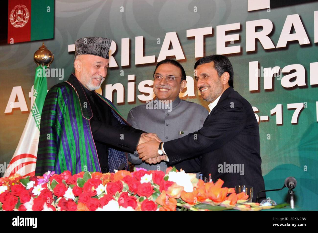 Bildnummer: 57083807  Datum: 17.02.2012  Copyright: imago/Xinhua (120217) -- ISLAMABAD, Feb. 17, 2012 (Xinhua) -- Afghanistan s President Hamid Karzai (L), Pakistani President Asif Ali Zardari (C) and Iranian President Mahmoud Ahmadinejad join hands after a joint press conference in Islamabad, capital of Pakistan, on Feb. 17, 2012. Pakistan, Iran and Afghanistan on Friday pledged full cooperation in Afghan peace process and agreed to step up efforts to root out extremism and terrorism. (Xinhua/Ahmad Kamal) (zjl) PAKISTAN-ISLAMABAD-IRAN-AFGHANISTAN-PRESS CONFERENCE PUBLICATIONxNOTxINxCHN People Stock Photo