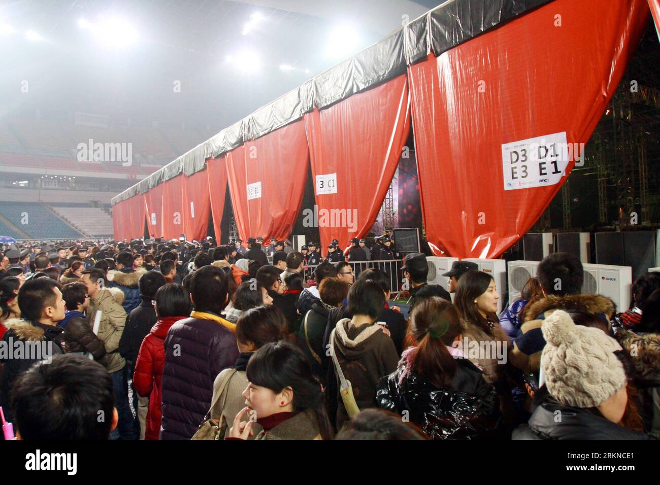 Bildnummer: 57084825  Datum: 17.02.2012  Copyright: imago/Xinhua (120217) -- CHONGQING, Feb. 17, 2012 (Xinhua) -- Audiences wait to evacuate from the stadium in Chongqing, southwest China, Feb. 17, 2012. The E1 and F1 auditorium of Faye Wong s concert collapsed at about 8:10 p.m. before the show begins on Friday and the concert was cancelled. (Xinhua) (zkr) CHINA-CHONGQING-FAYE WONG-CONCERT-COLLAPSE(CN) PUBLICATIONxNOTxINxCHN Gesellschaft Unglück Unfall Einsturz Stadion Stadioneinsturz premiumd xns x0x 2012 quer      57084825 Date 17 02 2012 Copyright Imago XINHUA  Chongqing Feb 17 2012 XINHUA Stock Photo