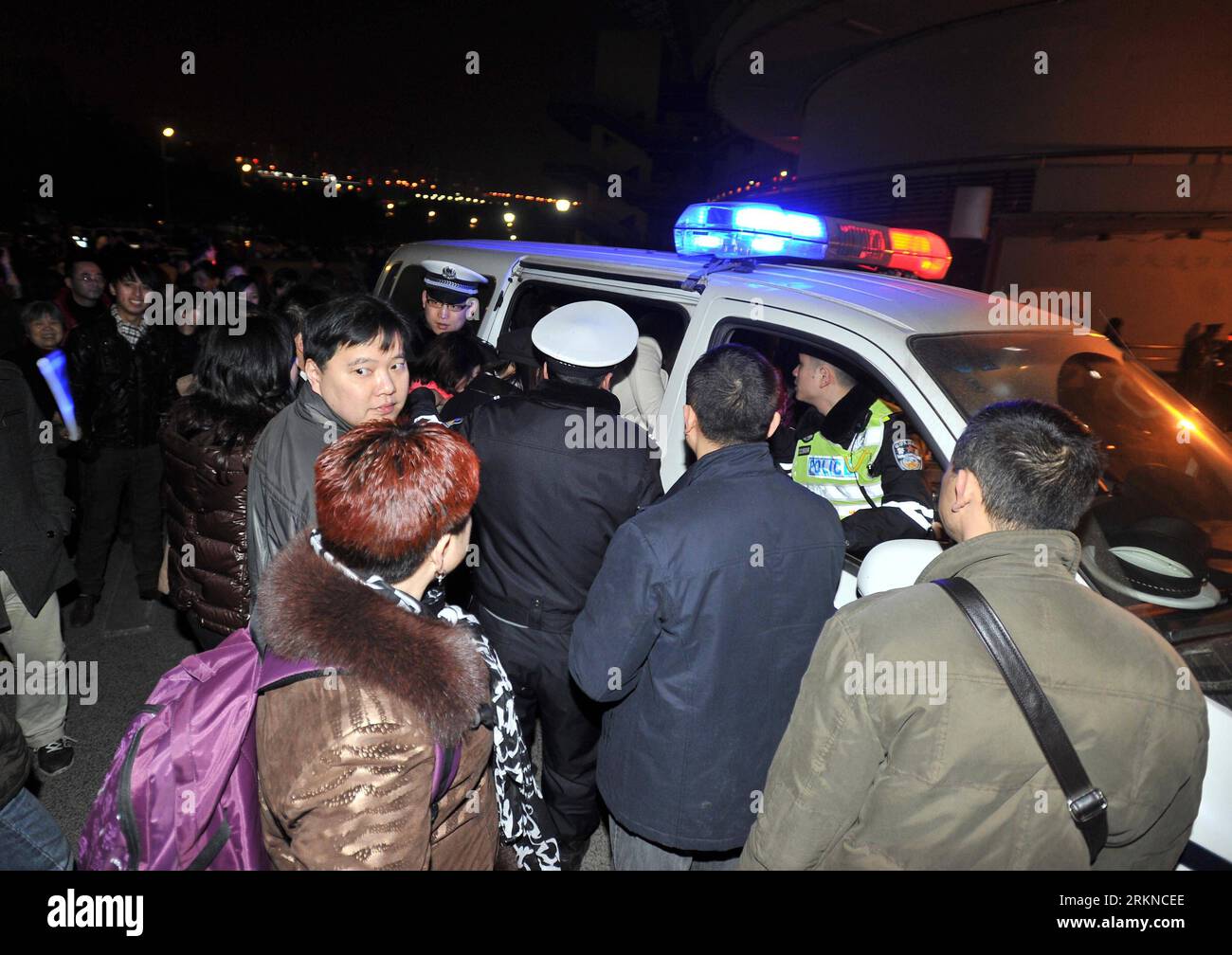 Bildnummer: 57084826  Datum: 17.02.2012  Copyright: imago/Xinhua (120217) -- CHONGQING, Feb. 17, 2012 (Xinhua) -- Policemen send injured audiences to hospital in Chongqing, southwest China, Feb. 17, 2012. The E1 and F1 auditorium of Faye Wong s concert collapsed at about 8:10 p.m. before the show begins on Friday and the concert was cancelled. (Xinhua) (zkr) CHINA-CHONGQING-FAYE WONG-CONCERT-COLLAPSE(CN) PUBLICATIONxNOTxINxCHN Gesellschaft Unglück Unfall Einsturz Stadion Stadioneinsturz premiumd xns x0x 2012 quer      57084826 Date 17 02 2012 Copyright Imago XINHUA  Chongqing Feb 17 2012 XINHU Stock Photo