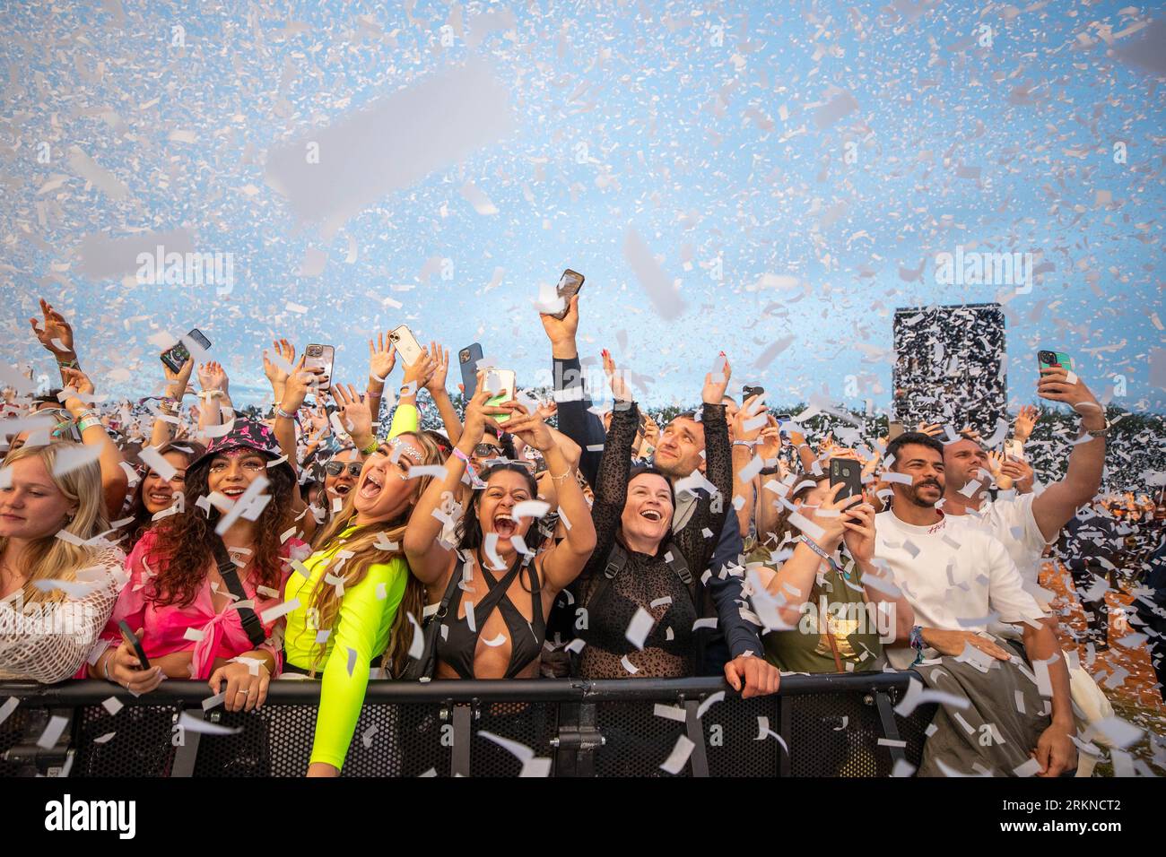Leeds, UK. Friday 25 August 2023.Festival Crowd injuring the confetti during Imagine Dragons at Leeds Festival 2023 in Bramham Park  © Jason Richardson / Alamy Live News Stock Photo