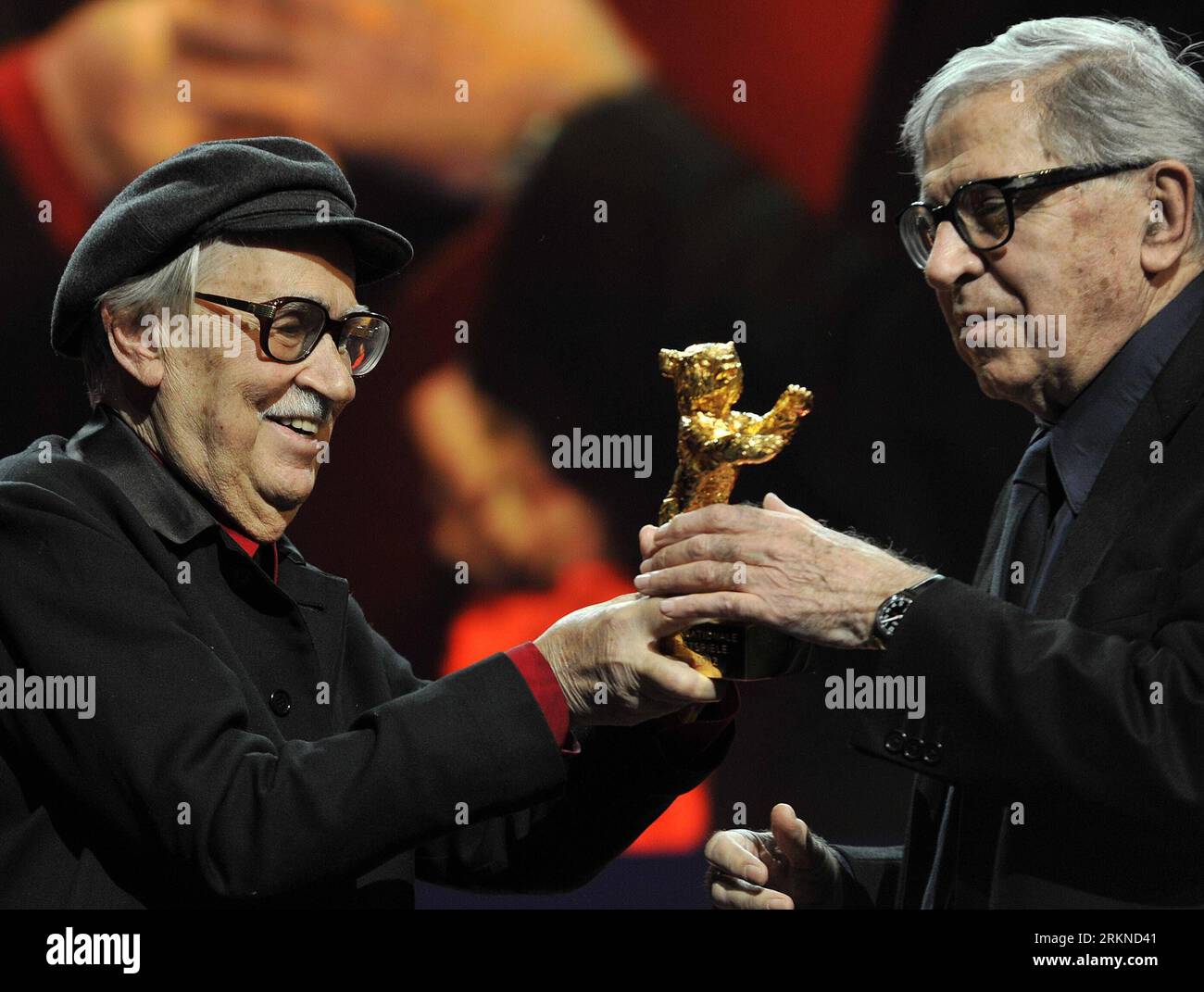 (120218) -- BERLIN, Feb. 18, 2012 (Xinhua) -- Italian directors Paolo Taviani (R) and Vittorio Taviani for the movie Caesare Deve Morire ( Caesar Must Die ) hold the Golden Bear award for the best film during the awards ceremony at the 62nd Berlinale film festival in Berlin, capital of Germany, on Feb. 18, 2012. (Xinhua/Ma Ning) (yy) GERMANY-BERLINALE FILM FESTIVAL-AWARDS CEREMONY PUBLICATIONxNOTxINxCHN Stock Photo
