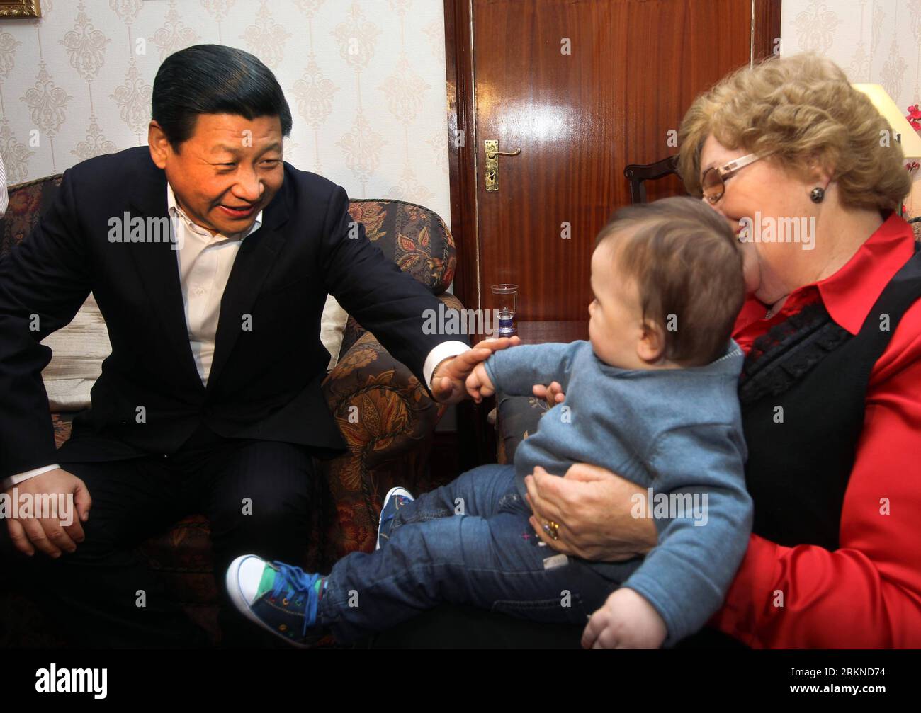 Bildnummer: 57090794  Datum: 19.02.2012  Copyright: imago/Xinhua (120219) -- SHANNON, Feb. 19, 2012 (Xinhua) -- Chinese Vice President Xi Jinping (L) greets James Lynch s child in Shannon, Ireland, Feb. 19, 2012. Xi Jinping visited James Lynch s farm in a suburb of Shannon on Sunday. (Xinhua/Lan Hongguang) (zkr) IRELAND-CHINA-XI JINPING-FARM-VISIT PUBLICATIONxNOTxINxCHN People Politik xbs x0x 2012 quer      57090794 Date 19 02 2012 Copyright Imago XINHUA  Shannon Feb 19 2012 XINHUA Chinese Vice President Xi Jinping l greets James Lynch S Child in Shannon Ireland Feb 19 2012 Xi Jinping visited Stock Photo