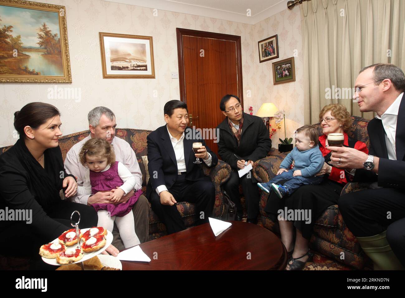 Bildnummer: 57090787  Datum: 19.02.2012  Copyright: imago/Xinhua (120219) -- SHANNON, Feb. 19, 2012 (Xinhua) -- Chinese Vice President Xi Jinping (3rd L) chats with James Lynch s family and tastes an Irish coffee in Shannon, Ireland, Feb. 19, 2012. Xi Jinping visited James Lynch s farm in a suburb of Shannon on Sunday. (Xinhua/Lan Hongguang) (zkr) IRELAND-CHINA-XI JINPING-FARM-VISIT PUBLICATIONxNOTxINxCHN People Politik xbs x0x 2012 quer premiumd      57090787 Date 19 02 2012 Copyright Imago XINHUA  Shannon Feb 19 2012 XINHUA Chinese Vice President Xi Jinping 3rd l Chats With James Lynch S Fam Stock Photo