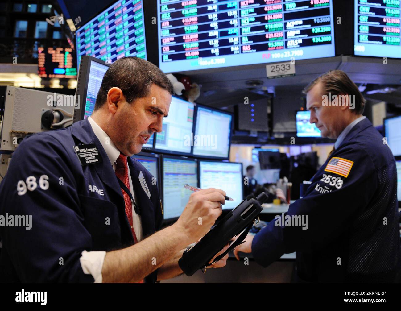 Bildnummer: 57106420  Datum: 24.02.2012  Copyright: imago/Xinhua (120224) -- NEW YORK, Feb. 24, 2012 (Xinhua) -- Traders work on the floor of the New York Stock Exchange in New York, the United States, Feb. 24, 2012. U.S. stocks ended slightly mixed on Friday with the S&P posting its best finish since June 2008. (Xinhua/Shen Hong) US-NEW YORK-STOCK-S&P PUBLICATIONxNOTxINxCHN Wirtschaft Börse USA Broker Arbeitswelten NYSE xns x0x 2012 quer      57106420 Date 24 02 2012 Copyright Imago XINHUA  New York Feb 24 2012 XINHUA Traders Work ON The Floor of The New York Stick Exchange in New York The Un Stock Photo