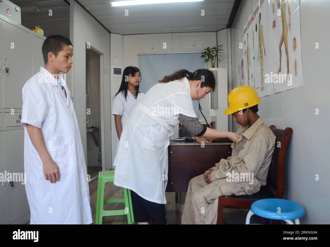 Bildnummer: 57116355  Datum: 27.02.2012  Copyright: imago/Xinhua (120228) -- MADE ISLAND, Feb. 28, 2012 (Xinhua) -- A Chinese doctor (2nd R) gives treatment to Myanmar workers at the Made Island project site in Rakhine state s Kyaukphyu, Myanmar, on Feb. 27, 2012. The project is being implemented by the China National Petroleum Corporation (CNPC) and related companies. The Myanmar vice president also said that he appreciated the Chinese company s support for Myanmar s charity undertakings. (Xinhua/Jin Fei)(dtf) MYANMAR-CRUDEOIL-PIPELINE PROJECT PUBLICATIONxNOTxINxCHN Wirtschaft Bodenschätze Fo Stock Photo