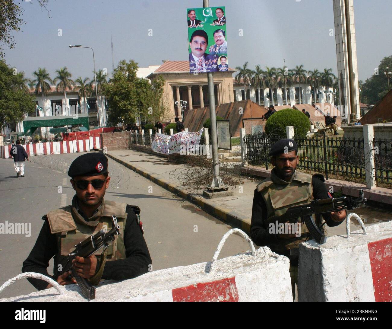 Bildnummer: 57155668  Datum: 02.03.2012  Copyright: imago/Xinhua (120302) -- LAHORE, March 2, 2012 (Xinhua) -- Policemen stand guard outside Punjab Assembly building during senate election in eastern Pakistan s Lahore on March 2, 2012. Voting on vacant Senate seats in Pakistan started on Friday as the ruling Pakistan Peoples Party is set to emerge as the single largest party in the Upper House of the parliament. (Xinhua/Sajjad) (djj) PAKISTAN-LAHORE-SENATE ELECTIONS PUBLICATIONxNOTxINxCHN Pakistan People Politik Wahlen xsp x0x 2012 quer      57155668 Date 02 03 2012 Copyright Imago XINHUA  Lah Stock Photo