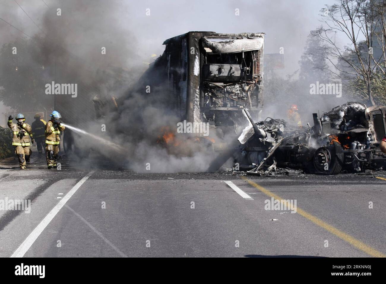 Bildnummer: 57330450  Datum: 09.03.2012  Copyright: imago/Xinhua (120310) -- GUADALAJARA, March 10, 2012 (Xinhua) -- Fire fighters try to extinguish a burning tractor trailer used as a roadblock during a series of clashes between authorities and the organized crime, in the city of Guadalajara, Mexico, March 9, 2012. Around 16 places of the metropolitan area of Guadalajara were affected with burned vehicles causing roadblocks. According to the local press, an operation was conducted by elements of the Mexican Army against the cartel of Jalisco Nueva Generacion (Jalisco s New Generation), one of Stock Photo