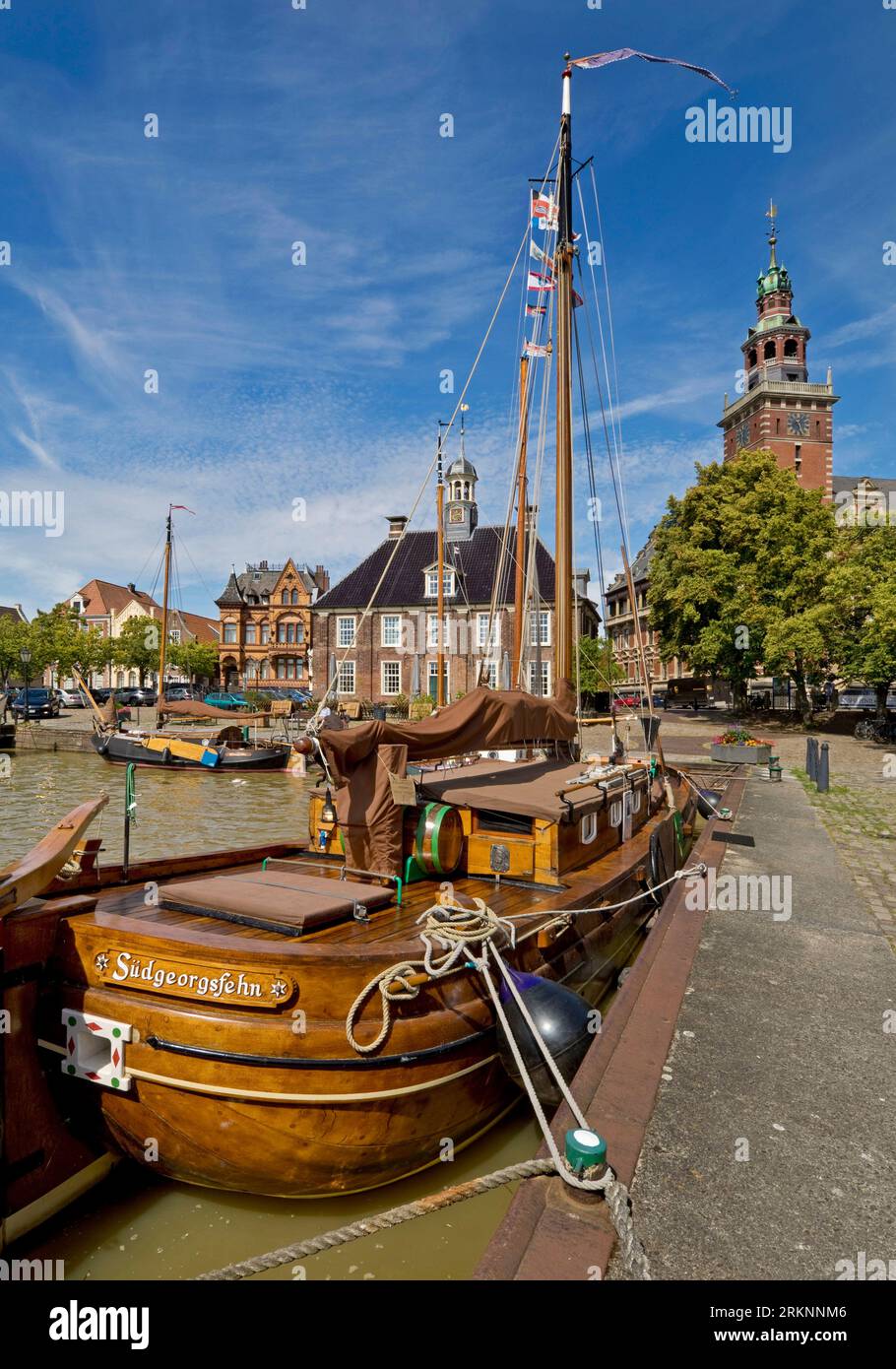 Mutte 'Altje von Suedgeorgsfehn' in the museum harbour with the Alte Waage,  Germany, Lower Saxony, East Frisia, Leer Stock Photo - Alamy