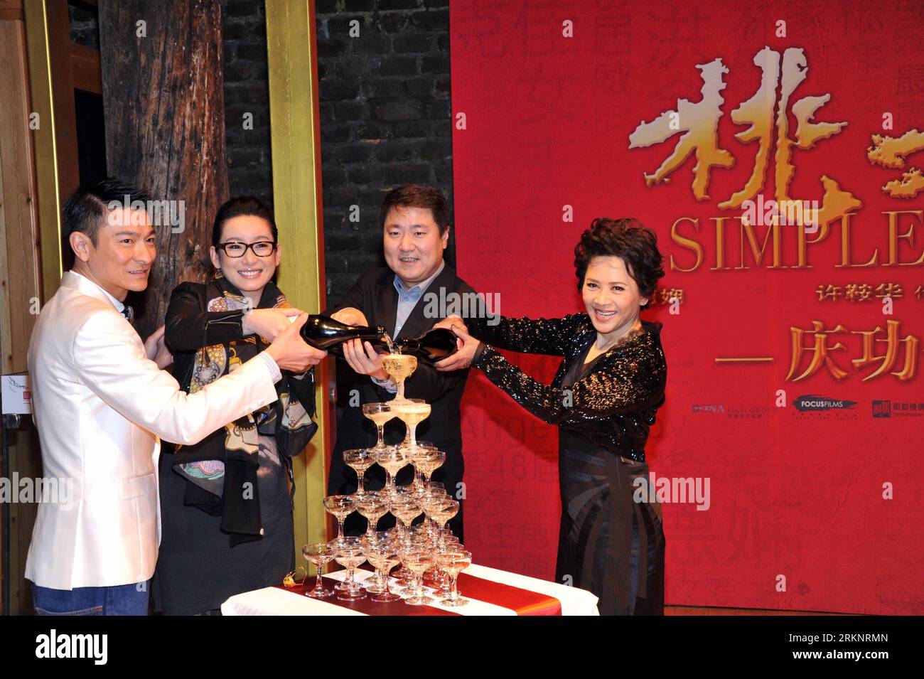 Bildnummer: 57443310  Datum: 15.03.2012  Copyright: imago/Xinhua (120315) -- BEIJING, March 15, 2012 (Xinhua) -- Actor Andy Lau actress Qin Hailu, actor Yu Dong and actress Deannie Yip (from L to R) pose a victory meeting of the film A Simple Life in Beijing, capital of China, March 15, 2012. A victory meeting for the film A Simple Life was held Thursday in Beijing to celebrate its excellent box office which topped 70 million yuan (about 11.06 million U.S. dollars) since its release on March 8. (Xinhua)(mcg) CHINA-BEIJING-FILM A SIMPLE LIFE -CELEBRATION (CN) PUBLICATIONxNOTxINxCHN People Kultu Stock Photo