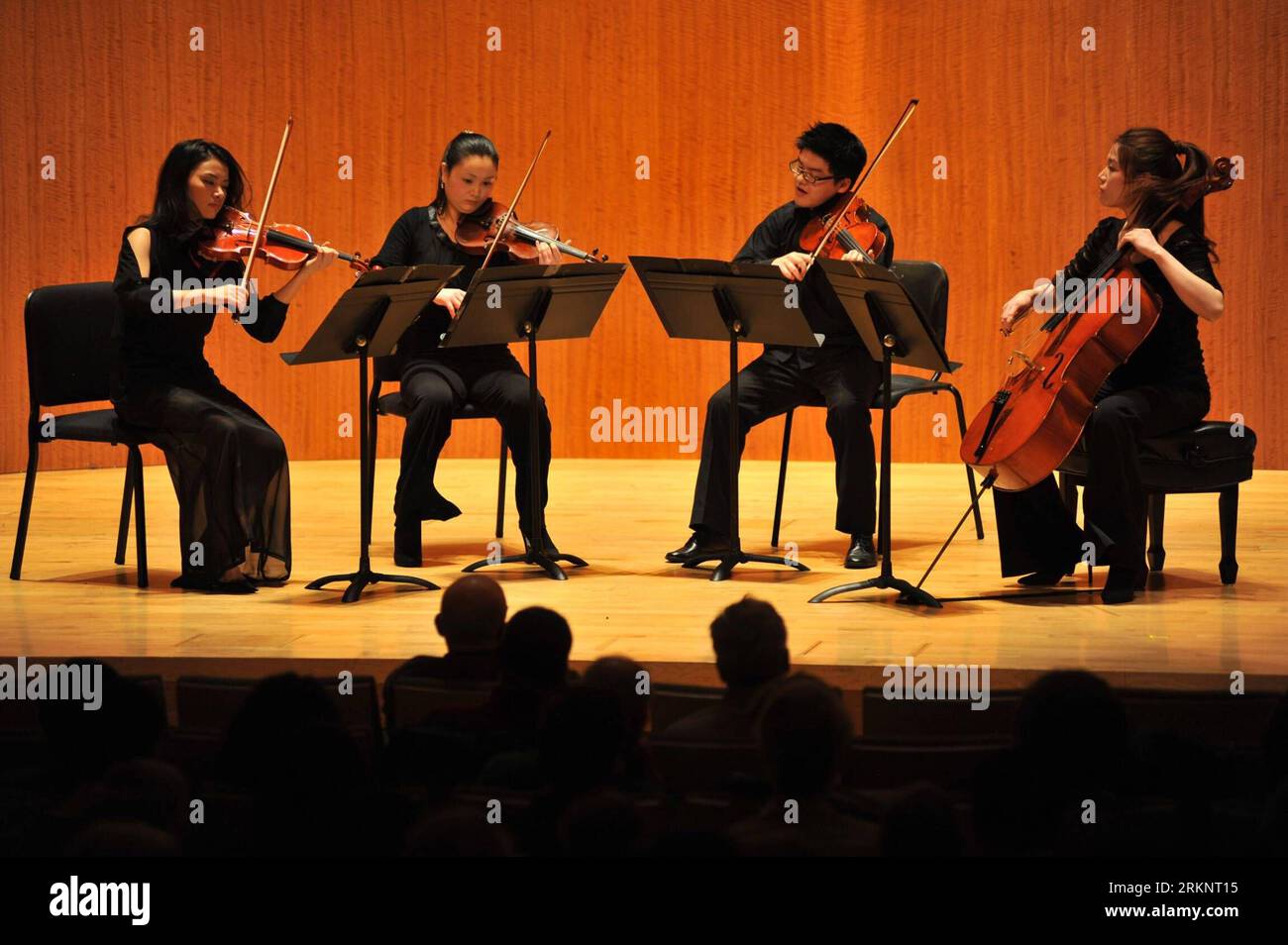 Bildnummer: 57456265  Datum: 15.03.2012  Copyright: imago/Xinhua (120316) -- SAN FRANCISCO, March 16, 2012 (Xinhua) -- Students from the San Francisco Conservatory of Music perform at the Second San Francisco-Shanghai International Chamber Music Festival in San Francisco March 15, 2012. The two-day music festival kicked off on Thursday. (Xinhua/Liu Yilin) US-SAN FRANCISCO-INTERNATIONAL CHAMBER MUSIC FESTIVAL PUBLICATIONxNOTxINxCHN Kultur Musik Aktion xjh x0x 2012 quer      57456265 Date 15 03 2012 Copyright Imago XINHUA  San Francisco March 16 2012 XINHUA Students from The San Francisco Conser Stock Photo