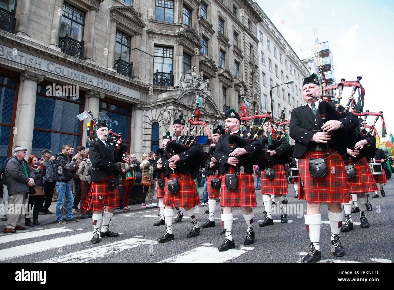 Bildnummer: 57512852  Datum: 18.03.2012  Copyright: imago/Xinhua (120318) -- LONDON, March 18, 2012 (Xinhua) -- A bagpipe band marches during the St. Patrick s Day parade in central London, Britain, March 18, 2012. St. Patrick s Day is a religious holiday celebrated internationally on March 17. It is named after Saint Patrick, the most commonly recognized of the patron saints of Ireland. (Xinhua/Xiang Mei) BRITAIN-LONDON-ST. PATRICK S DAY-PARADE PUBLICATIONxNOTxINxCHN Gesellschaft Tradition Straßenfeste Patrick s Patricks xjh x0x premiumd 2012 quer      57512852 Date 18 03 2012 Copyright Imago Stock Photo