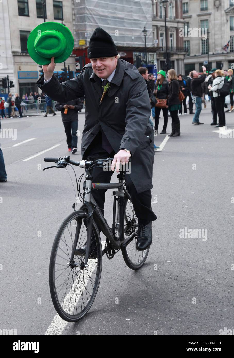 Bildnummer: 57512855  Datum: 18.03.2012  Copyright: imago/Xinhua (120318) -- LONDON, March 18, 2012 (Xinhua) -- London Mayor Boris Johnson waves his hat as he rides a bike in central London, Britain, March 18, 2012. St. Patrick s Day is a religious holiday celebrated internationally on March 17. It is named after Saint Patrick, the most commonly recognized of the patron saints of Ireland. (Xinhua/Xiang Mei) BRITAIN-LONDON-ST. PATRICK S DAY-PARADE PUBLICATIONxNOTxINxCHN Gesellschaft Tradition Straßenfeste Patrick s Patricks xjh x0x premiumd 2012 hoch      57512855 Date 18 03 2012 Copyright Imag Stock Photo