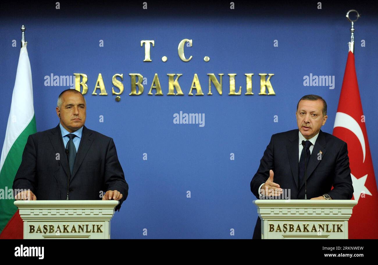 Bildnummer: 57559310  Datum: 20.03.2012  Copyright: imago/Xinhua (120320) -- ANKARA, March 20, 2012 (Xinhua) -- Turkey s Prime Minister Tayyip Erdogan (R) and his Bulgarian counterpart Boiko Borisov attend a press conference in Ankara, Turkey, March 20, 2012. (Xinhua/Anadolu) TURKEY-BULGARIA-PM-VISIT PUBLICATIONxNOTxINxCHN People Politik xjh x0x premiumd 2012 quer      57559310 Date 20 03 2012 Copyright Imago XINHUA  Ankara March 20 2012 XINHUA Turkey S Prime Ministers Tayyip Erdogan r and His Bulgarian Part Boiko Borisov attend a Press Conference in Ankara Turkey March 20 2012 XINHUA Anadolu Stock Photo
