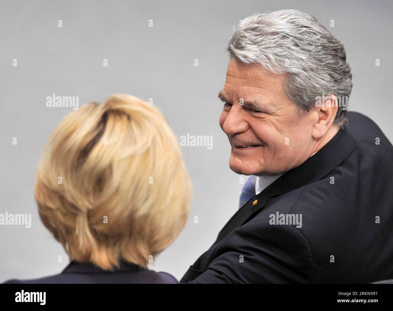 Bildnummer: 57617672  Datum: 23.03.2012  Copyright: imago/Xinhua (120323) -- BERLIN, March 23, 2012 (Xinhua) -- Newly elected German President Joachim Gauck (R) talks to his predecessor s wife Bettina Wulff during his swearing-in ceremony at the Reichstag building in Berlin, capital of Germany, March 23, 2012. Gauke became the country s 11th president since the end of World War II. (Xinhua/Gonzalo Silva)(yt) GERMANY-PRESIDENT-SWEARING-IN PUBLICATIONxNOTxINxCHN Politik People GER Bundespräsident x0x xub Vereidigung 2012 quer Highlight premiumd      57617672 Date 23 03 2012 Copyright Imago XINHU Stock Photo