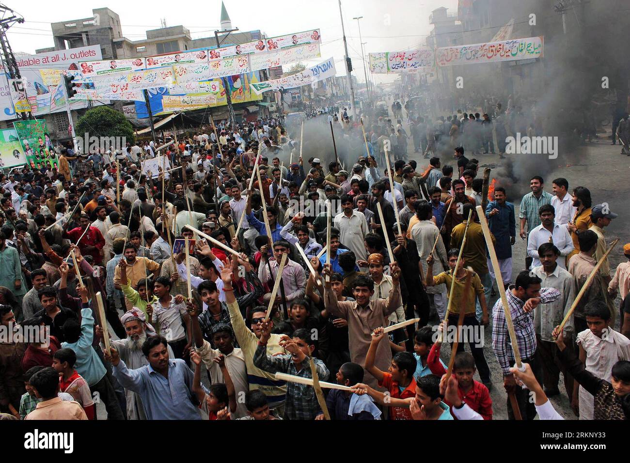 Riots in lahore hi-res stock photography and images - Alamy