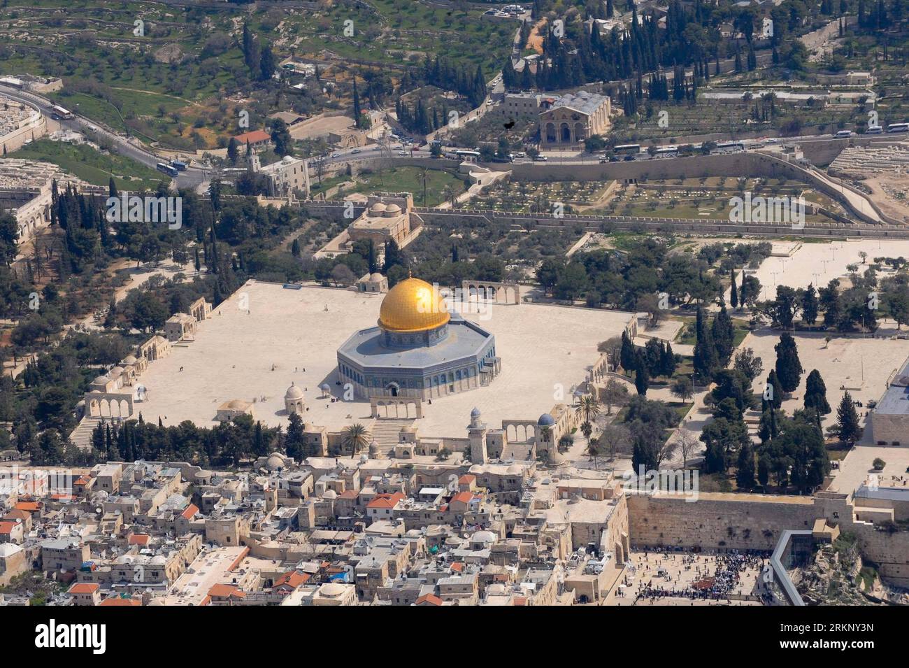 Bildnummer: 57690407  Datum: 27.03.2012  Copyright: imago/Xinhua (120326)-- JERUSALEM, March 26, 2012 (Xinhua) -- Photo taken on March 26, 2012 shows the bird s-eye view of the old city of Jerusalem. Jerusalem is located in the Judean Mountains between the Mediterranean Sea and the northern edge of the Dead Sea. It is a holy city to the three major religions -- Judaism, Christianity and Islam. Today, the status of Jerusalem remains on the core issues in the Israeli-Palestinian conflict. (Xinhua/Yin Dongxun) MIDEAST-JERUSALEM-AERIAL VIEW PUBLICATIONxNOTxINxCHN Gesellschaft Luftaufnahme Totale L Stock Photo