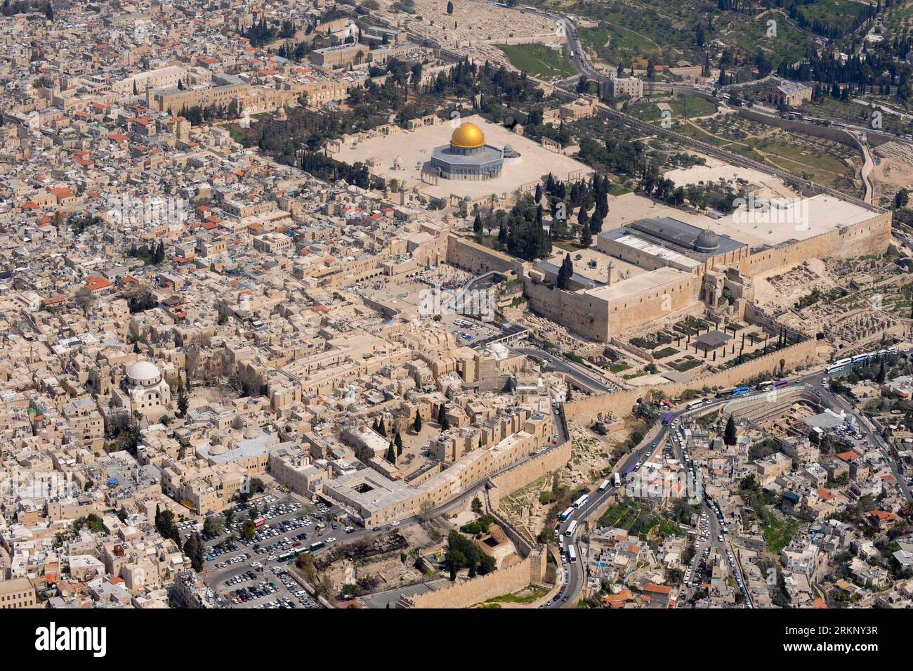 Bildnummer: 57690411  Datum: 27.03.2012  Copyright: imago/Xinhua (120326)-- JERUSALEM, March 26, 2012 (Xinhua) -- Photo taken on March 26, 2012 shows the bird s-eye view of the old city of Jerusalem. Jerusalem is located in the Judean Mountains between the Mediterranean Sea and the northern edge of the Dead Sea. It is a holy city to the three major religions -- Judaism, Christianity and Islam. Today, the status of Jerusalem remains on the core issues in the Israeli-Palestinian conflict. (Xinhua/Yin Dongxun) MIDEAST-JERUSALEM-AERIAL VIEW PUBLICATIONxNOTxINxCHN Gesellschaft Luftaufnahme Totale L Stock Photo