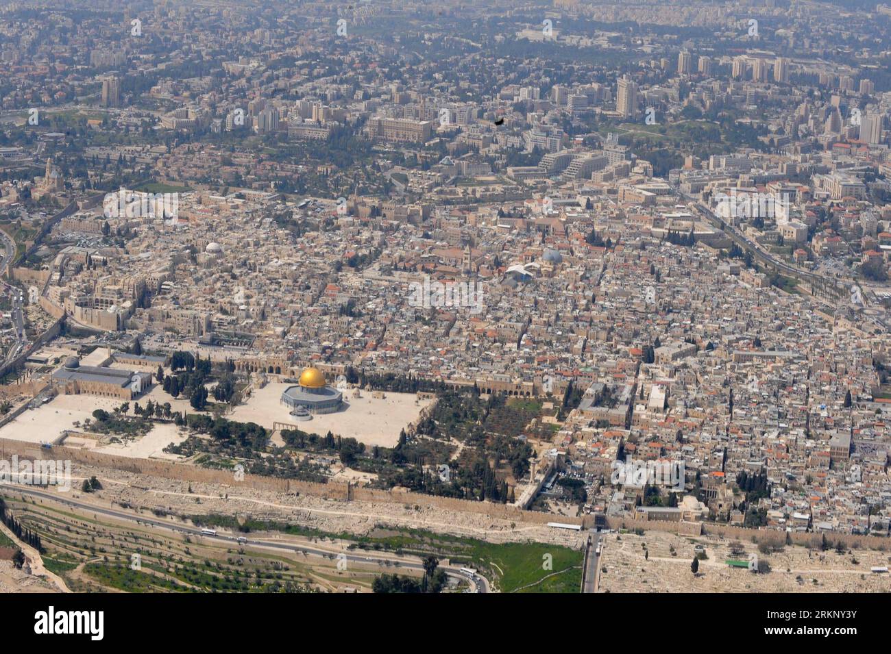 Bildnummer: 57690409  Datum: 27.03.2012  Copyright: imago/Xinhua (120326)-- JERUSALEM, March 26, 2012 (Xinhua) -- Photo taken on March 26, 2012 shows the bird s-eye view of the old city of Jerusalem. Jerusalem is located in the Judean Mountains between the Mediterranean Sea and the northern edge of the Dead Sea. It is a holy city to the three major religions -- Judaism, Christianity and Islam. Today, the status of Jerusalem remains on the core issues in the Israeli-Palestinian conflict. (Xinhua/Yin Dongxun) MIDEAST-JERUSALEM-AERIAL VIEW PUBLICATIONxNOTxINxCHN Gesellschaft Luftaufnahme Totale L Stock Photo