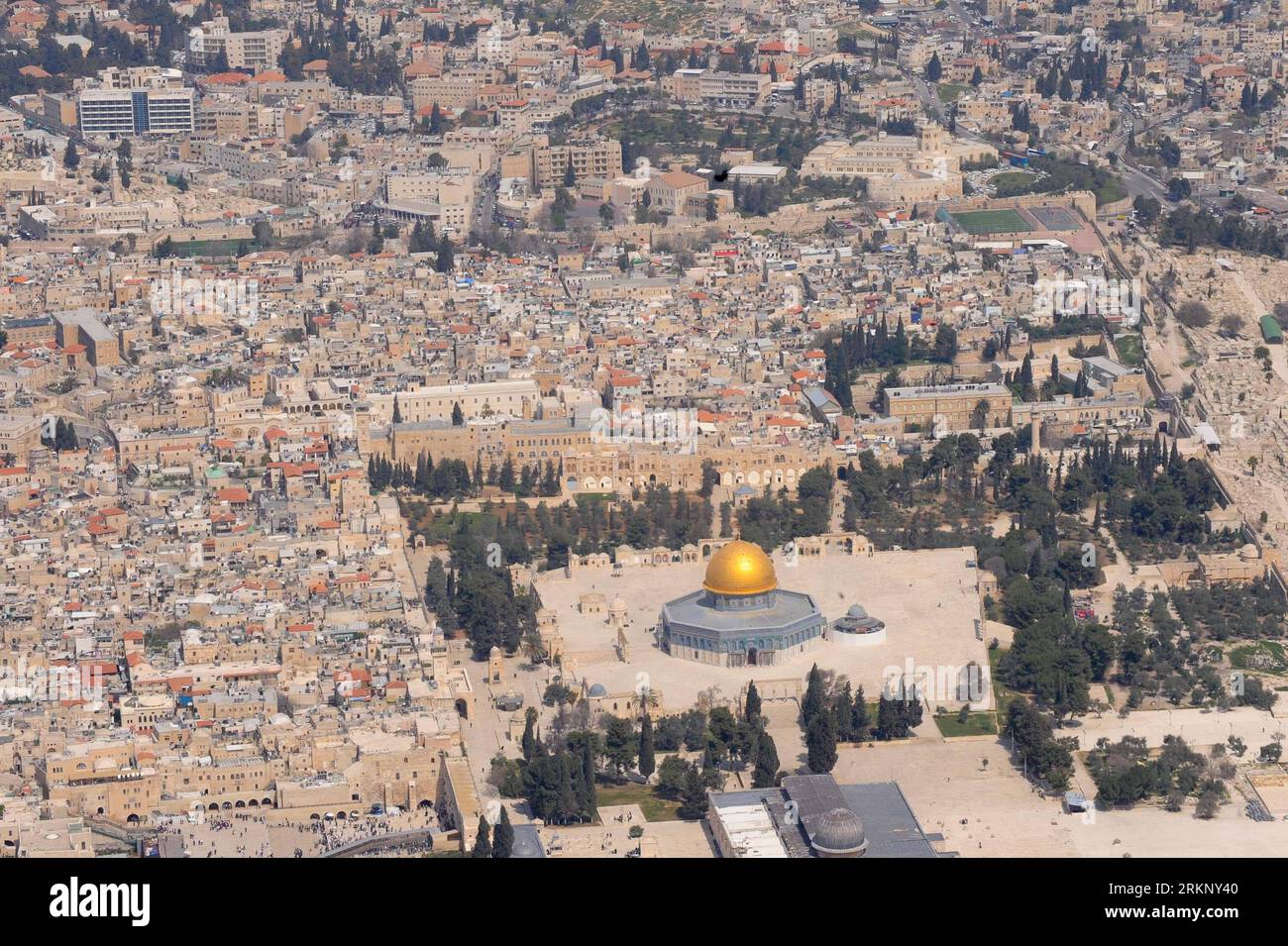 Bildnummer: 57690408  Datum: 27.03.2012  Copyright: imago/Xinhua (120326)-- JERUSALEM, March 26, 2012 (Xinhua) -- Photo taken on March 26, 2012 shows the bird s-eye view of the old city of Jerusalem. Jerusalem is located in the Judean Mountains between the Mediterranean Sea and the northern edge of the Dead Sea. It is a holy city to the three major religions -- Judaism, Christianity and Islam. Today, the status of Jerusalem remains on the core issues in the Israeli-Palestinian conflict. (Xinhua/Yin Dongxun) MIDEAST-JERUSALEM-AERIAL VIEW PUBLICATIONxNOTxINxCHN Gesellschaft Luftaufnahme Totale L Stock Photo