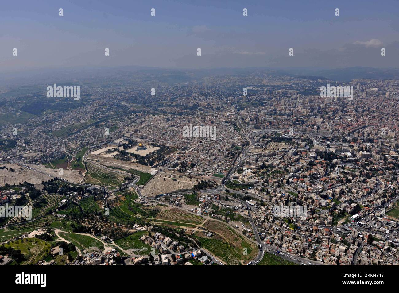 Bildnummer: 57690410  Datum: 27.03.2012  Copyright: imago/Xinhua (120326)-- JERUSALEM, March 26, 2012 (Xinhua) -- Photo taken on March 26, 2012 shows the bird s-eye view of the old city of Jerusalem. Jerusalem is located in the Judean Mountains between the Mediterranean Sea and the northern edge of the Dead Sea. It is a holy city to the three major religions -- Judaism, Christianity and Islam. Today, the status of Jerusalem remains on the core issues in the Israeli-Palestinian conflict. (Xinhua/Yin Dongxun) MIDEAST-JERUSALEM-AERIAL VIEW PUBLICATIONxNOTxINxCHN Gesellschaft Luftaufnahme Totale L Stock Photo