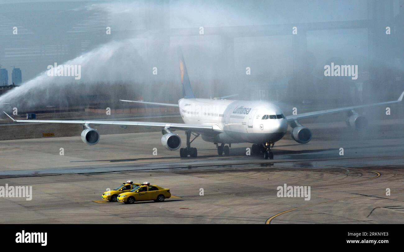 Bildnummer: 57698433  Datum: 27.03.2012  Copyright: imago/Xinhua (120327) -- SHENYANG, March 27, 2012 (Xinhua) -- An Airbus A340 aircraft, which departed from Germany s Frankfurt, arrives at Shenyang Taoxian International Airport in Shenyang, capital of northeast China s Liaoning Province, March 27, 2012. Lufthansa, Germany s flagship carrier as well as the country s largest airline, on Tuesday launched the direct route between Frankfurt and Shenyang. (Xinhua/Li Gang) (ry) CHINA-SHENYANG-FRANKFURT-DIRECT ROUTE (CN) PUBLICATIONxNOTxINxCHN Wirtschaft Objekte Flugzeug A 340 waschen xda x0x 2012 q Stock Photo