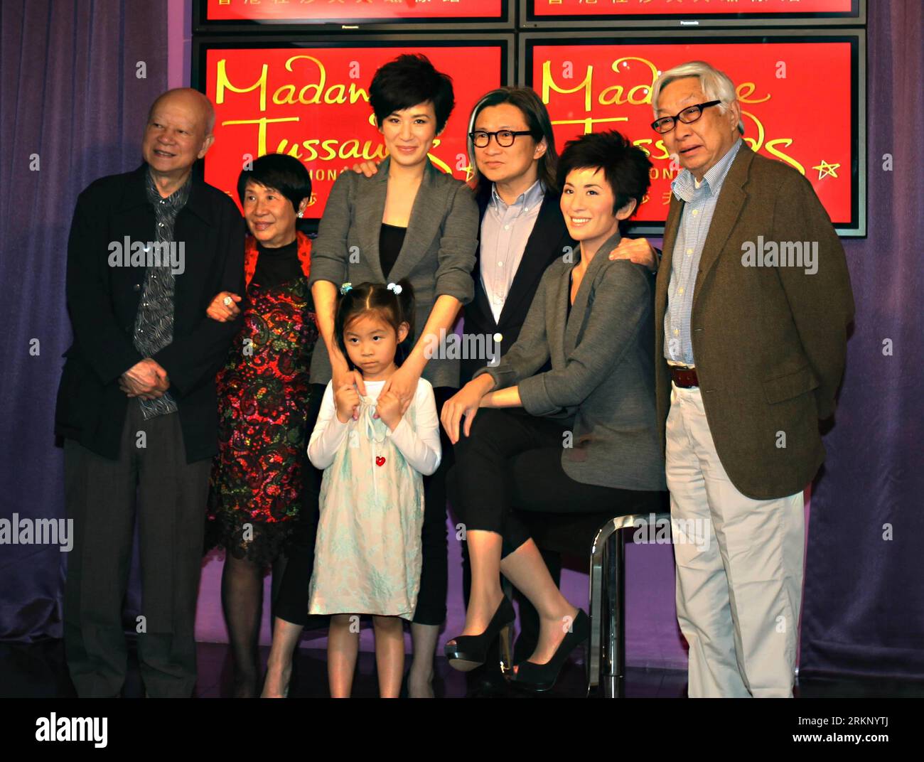 Bildnummer: 57720629  Datum: 28.03.2012  Copyright: imago/Xinhua (120328) -- HONG KONG, March 28, 2012 (Xinhua) -- Hong Kong film and television actress Sandra Ng (3rd L, back) and her famliy pose with her wax figure at the Madame Tussauds Wax Museum in Hong Kong, south China, March 28, 2012. The wax figure of Sandra Ng was unveiled at the Madame Tussauds Wax Museum in Hong Kong on Wednesday. (Xinhua/Jin Yi) (zhs) CHINA-HONG KONG-SANDRA NG-WAX FIGURE (CN) PUBLICATIONxNOTxINxCHN People Entertainment Film Wachsfigur Figur Wachsfigurenkabinett Tussaud x0x xst 2012 quer      57720629 Date 28 03 20 Stock Photo