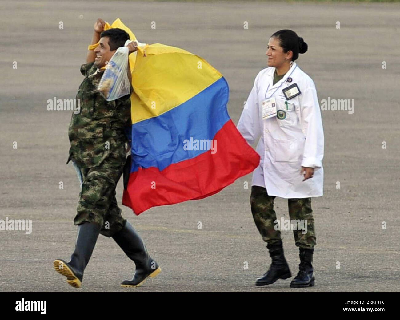 Bildnummer: 57838559  Datum: 02.04.2012  Copyright: imago/Xinhua (120403) -- VILLAVICENCIO, April 3, 2012 (Xinhua) --Colombian Army Sergeant Luis Alfredo Moreno Chagueza (L), kidnapped hostage by the Revolutionary Armed Forces of Colombia (FARC), arrives at Vanguardia of Villavicencio Airport after being released in a special operation, in Villavicencio, Colombia, on April 2, 2012. FARC rebels Monday handed over 10 hostages to a humanitarian delegation organized by the International Committee of the Red Cross (ICRC). (Xinhua) (srb) COLOMBIA-VILLAVICENCIO-FARC-HOSTAGE PUBLICATIONxNOTxINxCHN Pol Stock Photo
