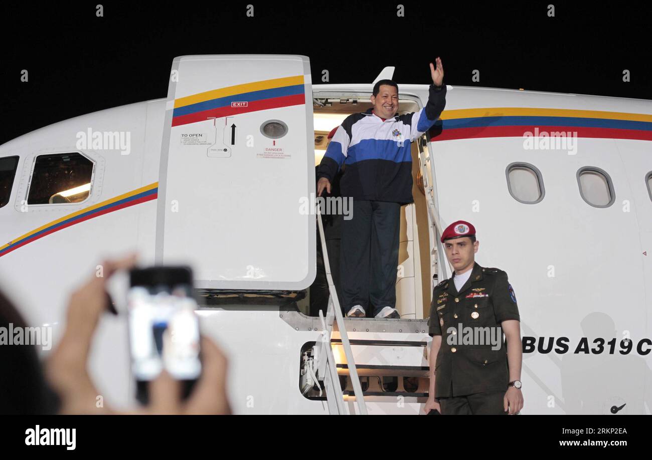 Bildnummer: 57875489  Datum: 05.04.2012  Copyright: imago/Xinhua (120405) -- BARINAS, April 5, 2012 (Xinhua) -- This picture provided by Venezuelan Presidency shows that Venezuelan President Hugo Chavez waves upon his arrival at the Barinas Airtport of Barinas, Venezuela, on April 4, 2012. (Xinhua/Venezuelan Presidency) (zjl) VENEZUELA-BARINAS-CHAVEZ PUBLICATIONxNOTxINxCHN People Politik x0x xst 2012 quer      57875489 Date 05 04 2012 Copyright Imago XINHUA  Barinas April 5 2012 XINHUA This Picture provided by Venezuelan Presidency Shows Thatcher Venezuelan President Hugo Chavez Waves UPON His Stock Photo