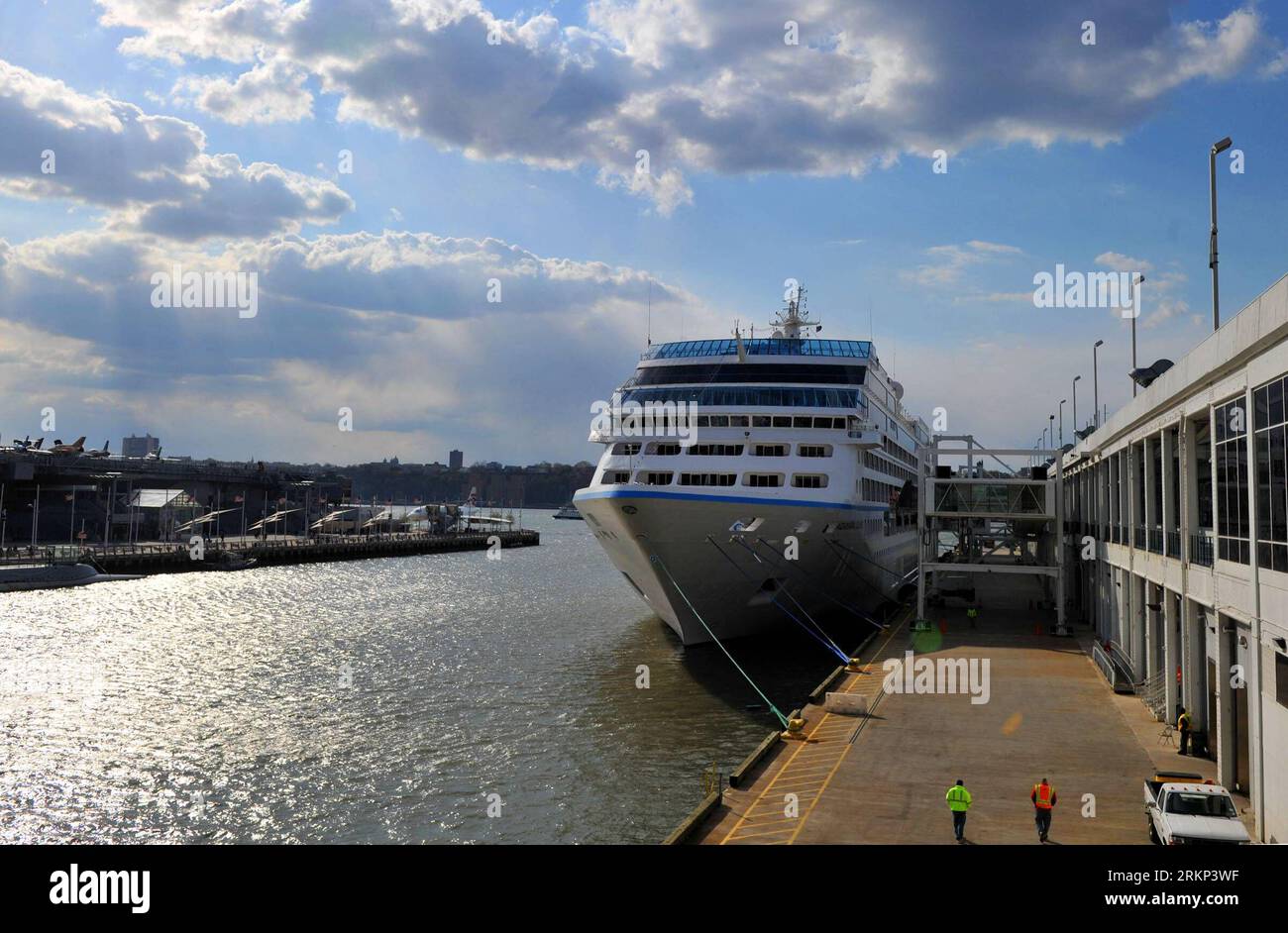 Bildnummer: 57885658  Datum: 10.04.2012  Copyright: imago/Xinhua (120410) -- NEW YORK, April 10, 2012 (Xinhua) -- A Titanic memorial ship sets out at a pier in New York City, the United States, April 10, 2012. The cruise ship journey, carrying 440 passengers to visit Titanic graves in Halifax, Canada, left New York City on Tuesday. That s 100 years after the Titanic left Southampton, England.(Xinhua/Wang Lei) US-NEW YORK-TITANIC PUBLICATIONxNOTxINxCHN Gesellschaft Jahrestag 100 Jahre Schiff Gedenken Gedenkfahrt xjh x0x premiumd 2012 quer      57885658 Date 10 04 2012 Copyright Imago XINHUA  Ne Stock Photo