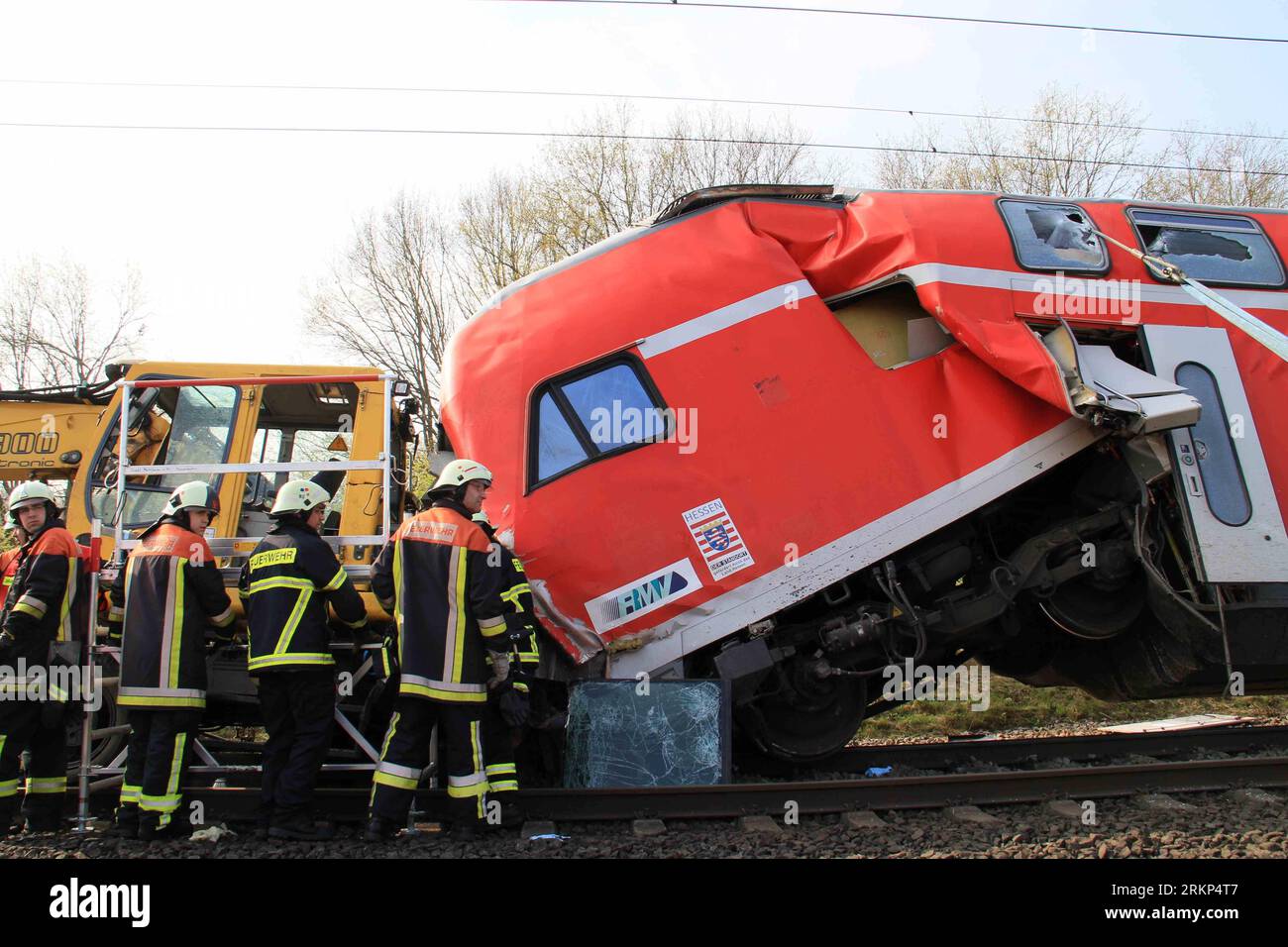 Bildnummer: 57893904  Datum: 13.04.2012  Copyright: imago/Xinhua (120413) -- MUEHLHEIM, April 13, 2012 (Xinhua) -- Rescuers work at the accidental site of the train collision in Hessen, Germany, April 13, 2012. Three railway employees were killed and thirteen were injured in a collision between a passenger train and a track maintenance vehicle here early Friday, police said. (Xinhua/Shen Zhengning) (lyx) GERMANY-HESSEN-TRAIN COLLISION PUBLICATIONxNOTxINxCHN Gesellschaft Verkehr Bahn Unglück Unfall Zugunglück Zugunfall xda x0x premiumd 2012 quer      57893904 Date 13 04 2012 Copyright Imago XIN Stock Photo