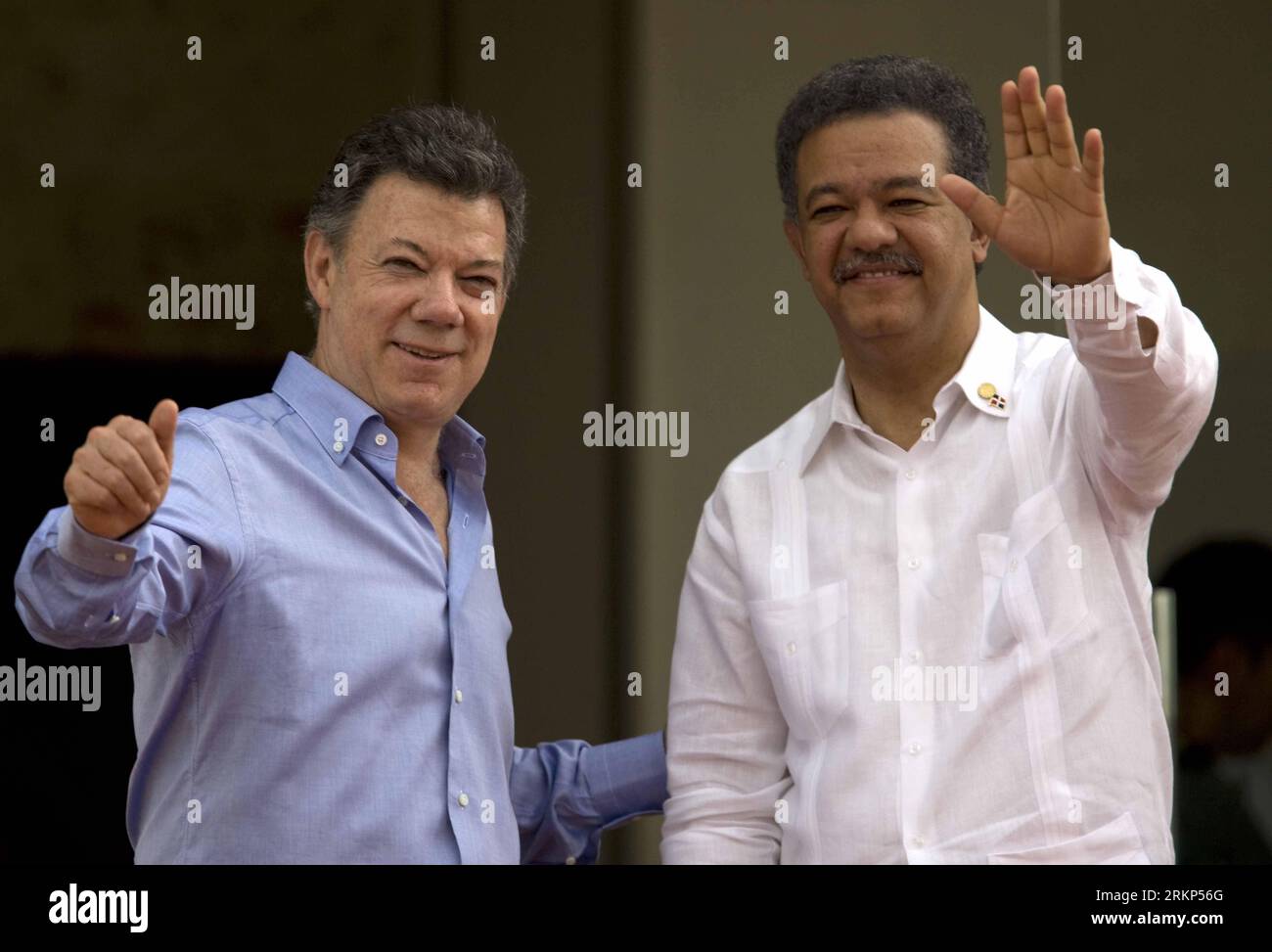 Bildnummer: 57896125  Datum: 14.04.2012  Copyright: imago/Xinhua (120414) -- CARTAGENA, April 14, 2012 (Xinhua) -- Dominican Republic President Leonel Fernandez (R) is welcomed by Colombian President Juan Manuel Santos before the opening ceremony of the Sixth Summit of the Americas in Cartagena, Colombia, April 14, 2012. The Sixth Summit of the Americas, a gathering of heads of state and government from the Western Hemisphere, opened in Colombia s Caribbean resort city of Cartagena on Saturday. (Xinhua/Eliana Aponte) COLOMBIA-CARTAGENA-SUMMIT OF THE AMERICAS-OPENING CEREMONY PUBLICATIONxNOTxIN Stock Photo