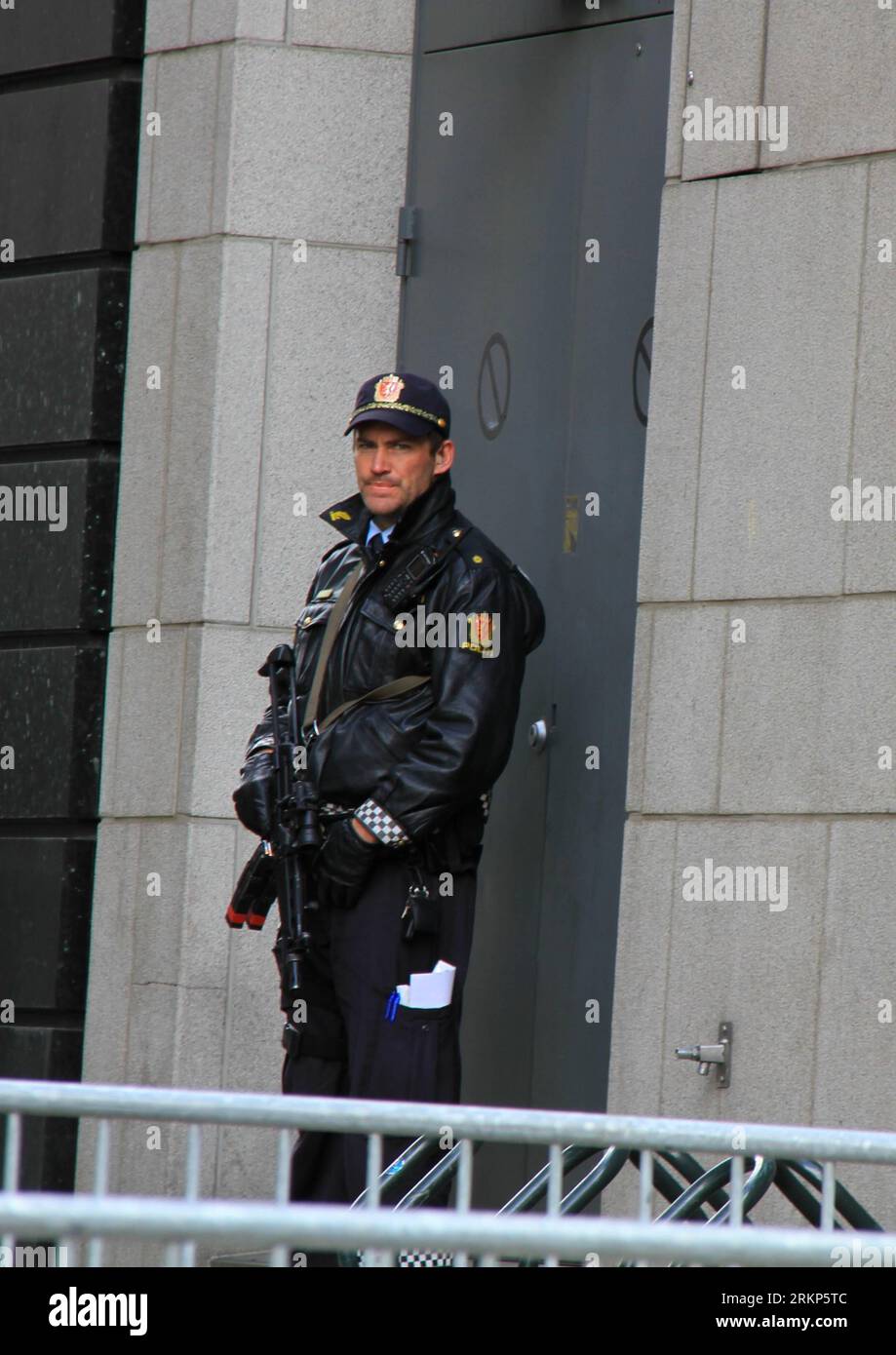 Bildnummer: 57900170  Datum: 16.04.2012  Copyright: imago/Xinhua (120416) -- OSLO, April 16, 2012 (Xinhua) -- An armed police stands guard outside the Oslo District Court where Norwegian Anders Behring Breivik is on trial in Oslo, Norway, on April 16, 2012. Norway s mass killer Anders Behring Breivik pleaded not guilty during court proceedings after the trial of the July 22 case began on Monday morning at the Oslo District Court. On July 22, 2011, Breivik killed 77 in twin attacks -- a bomb explosion in downtown Oslo and a subsequent shooting spree on Utoeya island, some 40 kilometers northwes Stock Photo