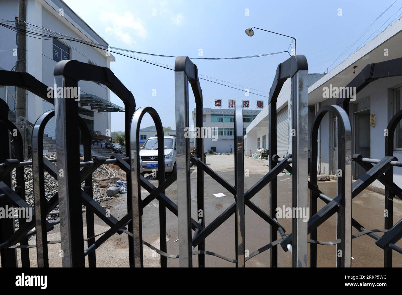 Bildnummer: 57900597  Datum: 16.04.2012  Copyright: imago/Xinhua (120416) -- XINCHANG, April 16, 2012 (Xinhua) -- Photo taken on April 16, 2012 shows the closed gate of Zhuokang Capsule Co., Ltd., who allegedly produced toxic drug capsules, in Xinchang County, east China s Zhejiang Province. By Monday noon, police in Xinchang had detained 11 who allegedly produced and sold pharmaceutical capsules containing excessive levels of chromium. An investigative report from China Central Television revealed on Sunday that several companies in Xinchang, a major pharmaceutical production hub in China, ha Stock Photo