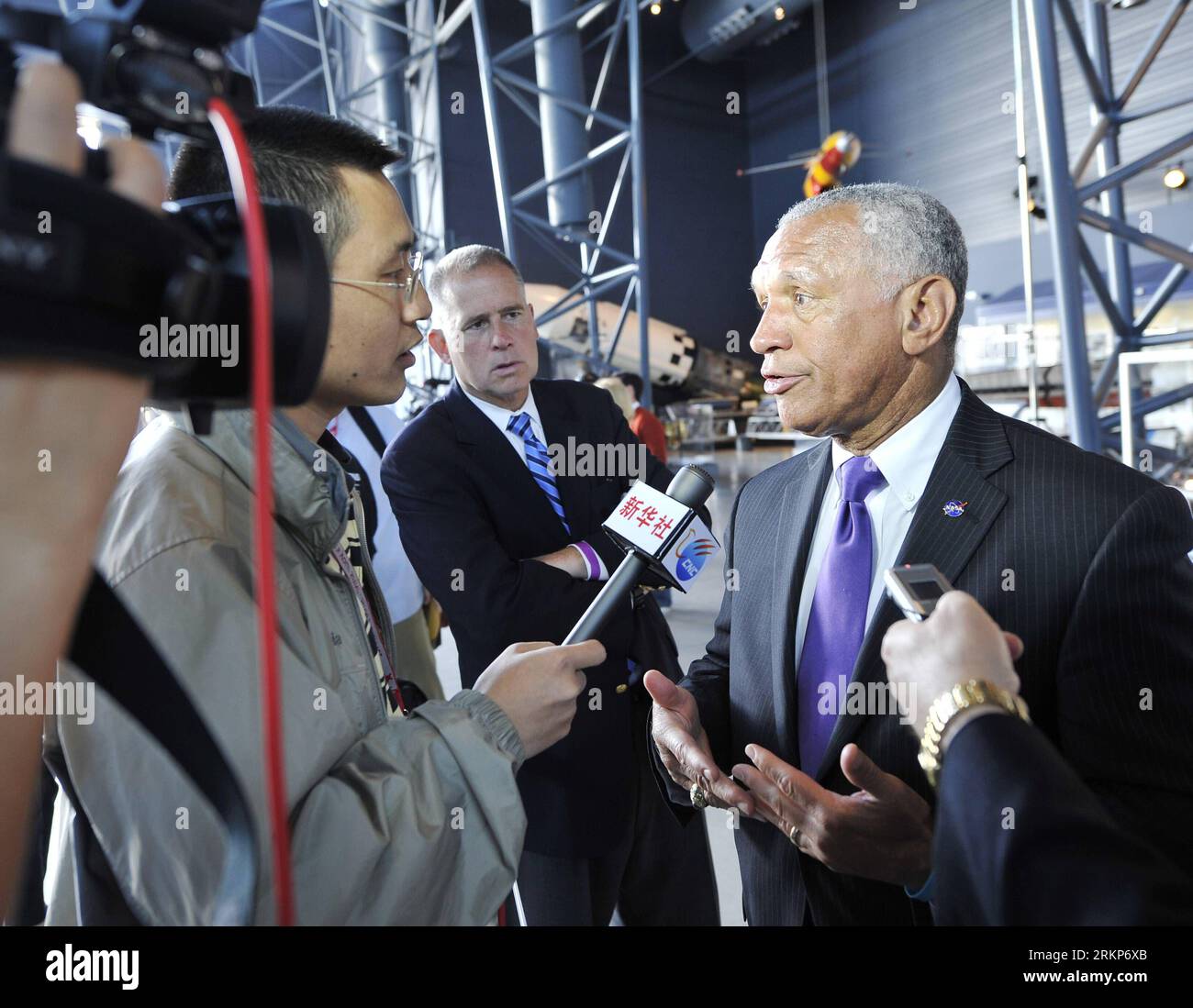 Bildnummer: 57914731  Datum: 19.04.2012  Copyright: imago/Xinhua (120420) -- WASHINGTON, April 20, 2012 (Xinhua) -- Charles Bolden, administrator of NASA, is interviewed by reporters following a transfer ceremony of space shuttle Discovery at the Smithsonian National Air and Space Museum Steven F. Udvar-Hazy Center in Chantilly, Virginia, the United States, April 19, 2012. U.S. space agency NASA transferred Thursday space shuttle Discovery to the Smithsonian s National Air and Space Museum, where it will go on permanent display. (Xinhua/Wang Yi ou) (dtf) U.S.-WASHINGTON-SPACE SHUTTLE DISCOVERY Stock Photo