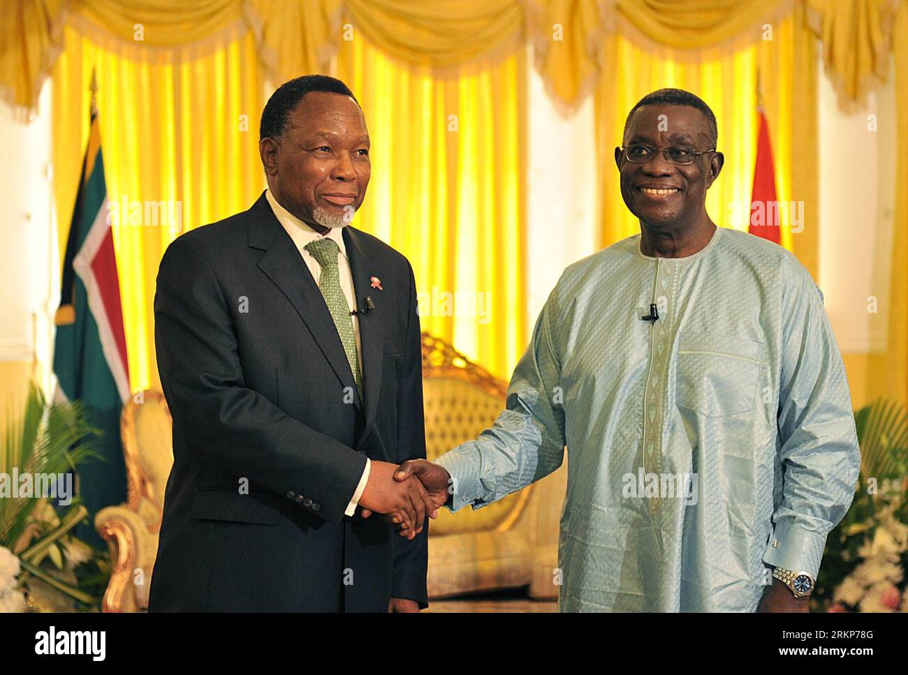 Bildnummer: 57917883  Datum: 20.04.2012  Copyright: imago/Xinhua (120420) -- ACCRA, April 20, 2012 (Xinhua) -- Ghanaian President John Evans Atta Mills (R) meets with South Africa s Deputy President Kgalema Motlanthe in Accra, Ghana, April 20, 2012. (Xinhua/Kopano Tlape) (zx) GHANA-SOUTH AFRICA-MOTLANTHE-VISIT PUBLICATIONxNOTxINxCHN People Politik xjh x0x 2012 quer      57917883 Date 20 04 2012 Copyright Imago XINHUA  Accra April 20 2012 XINHUA Ghanaian President John Evans Atta Mills r Meets With South Africa S Deputy President Kgalema Motlanthe in Accra Ghana April 20 2012 XINHUA Kopano TLAP Stock Photo