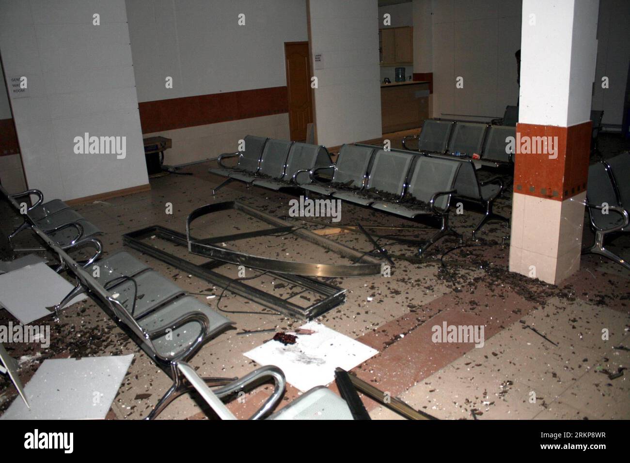 Bildnummer: 57930509  Datum: 24.04.2012  Copyright: imago/Xinhua (120424) -- LAHORE, April 24, 2012 (Xinhua) -- Damaged passengers waiting room is seen after a bomb blast at a railway station in Lahore, Pakistan, on April 24, 2012. A blast killed at least two and injured 14 others in Pakistan s eastern city of Lahore Tuesday evening, police and witnesses said. (Xinhua/Jamil Ahmed) (lyx) PAKISTAN-LAHORE-RAILWAY STATION-BLAST PUBLICATIONxNOTxINxCHN Gesellschaft Terror Anschlag Terroranschlag Bombe Bombenanschlag xjh x0x 2012 quer premiumd      57930509 Date 24 04 2012 Copyright Imago XINHUA  Lah Stock Photo