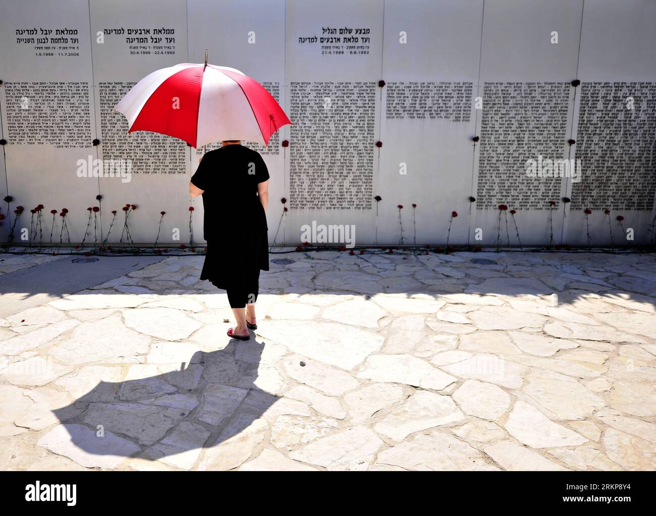 Bildnummer: 57931415  Datum: 25.04.2012  Copyright: imago/Xinhua (120425) -- LATRUN, April 25, 2012 (Xinhua) -- A Jewish woman stands in front of the Wall of Names of fallen Israeli armoured soldiers at Yad L shiryon memorial site during a ceremony of Yom Hazikaron, Israel s Official Remembrance Day for fallen soldiers and victims of terrorism, in Latrun on April 25, 2012. In the past year (since Remembrance Day 2011), a total of 126 soldiers and security personnel fell while serving the state. (Xinhua/Yin Dongxun) MIDEAST-ISRAEL-YOM HAZIKARON PUBLICATIONxNOTxINxCHN Gesellschaft Israel Gedenke Stock Photo