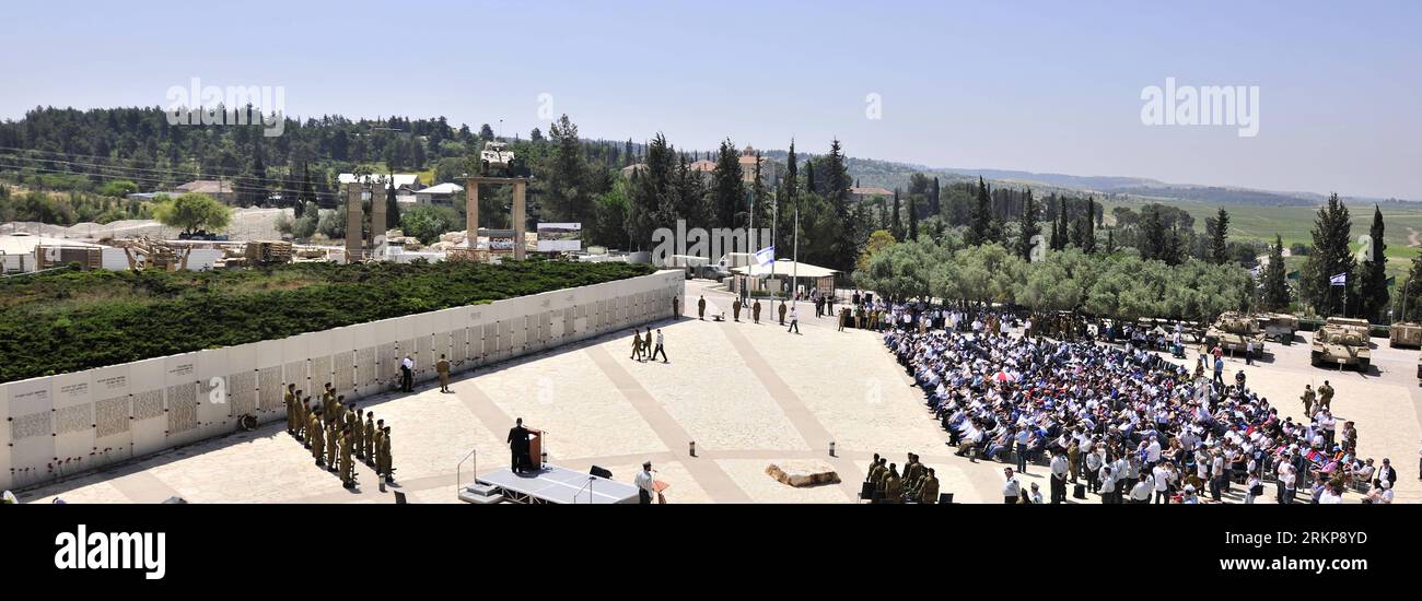 Bildnummer: 57931413  Datum: 25.04.2012  Copyright: imago/Xinhua (120425) -- LATRUN, April 25, 2012 (Xinhua) -- take part in a ceremony of Yom Hazikaron, Israel s Official Remembrance Day for fallen soldiers and victims of terrorism, in front of the Wall of Names of fallen Israeli armoured soldiers at Yad L shiryon memorial site in Latrun on April 25, 2012. In the past year (since Remembrance Day 2011), a total of 126 soldiers and security personnel fell while serving the state. (Xinhua/Yin Dongxun) MIDEAST-ISRAEL-YOM HAZIKARON PUBLICATIONxNOTxINxCHN Gesellschaft Israel Gedenken Trauer Jom HaZ Stock Photo