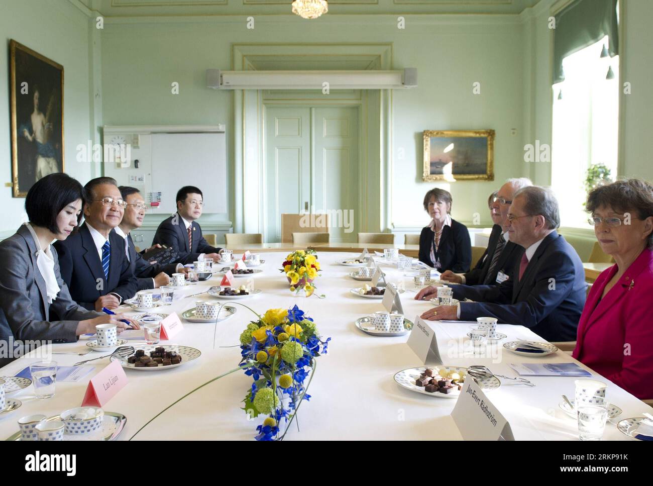 Bildnummer: 57931830  Datum: 25.04.2012  Copyright: imago/Xinhua (120425) -- STOCKHOLM, April 25, 2012 (Xinhua) -- Chinese Premier Wen Jiabao (2nd L) holds talks with Swedish Parliament Speaker Per Westerberg (2nd R) in Stockholm, Sweden, April 25, 2012.(Xinhua/Wang Ye) (hdt) SWEDEN-CHINA-WEN JIABAO-WESTERBERG-MEETING PUBLICATIONxNOTxINxCHN People Politik xjh x0x premiumd 2012 quer      57931830 Date 25 04 2012 Copyright Imago XINHUA  Stockholm April 25 2012 XINHUA Chinese Premier Wen Jiabao 2nd l holds Talks With Swedish Parliament Speaker per Westerberg 2nd r in Stockholm Sweden April 25 201 Stock Photo