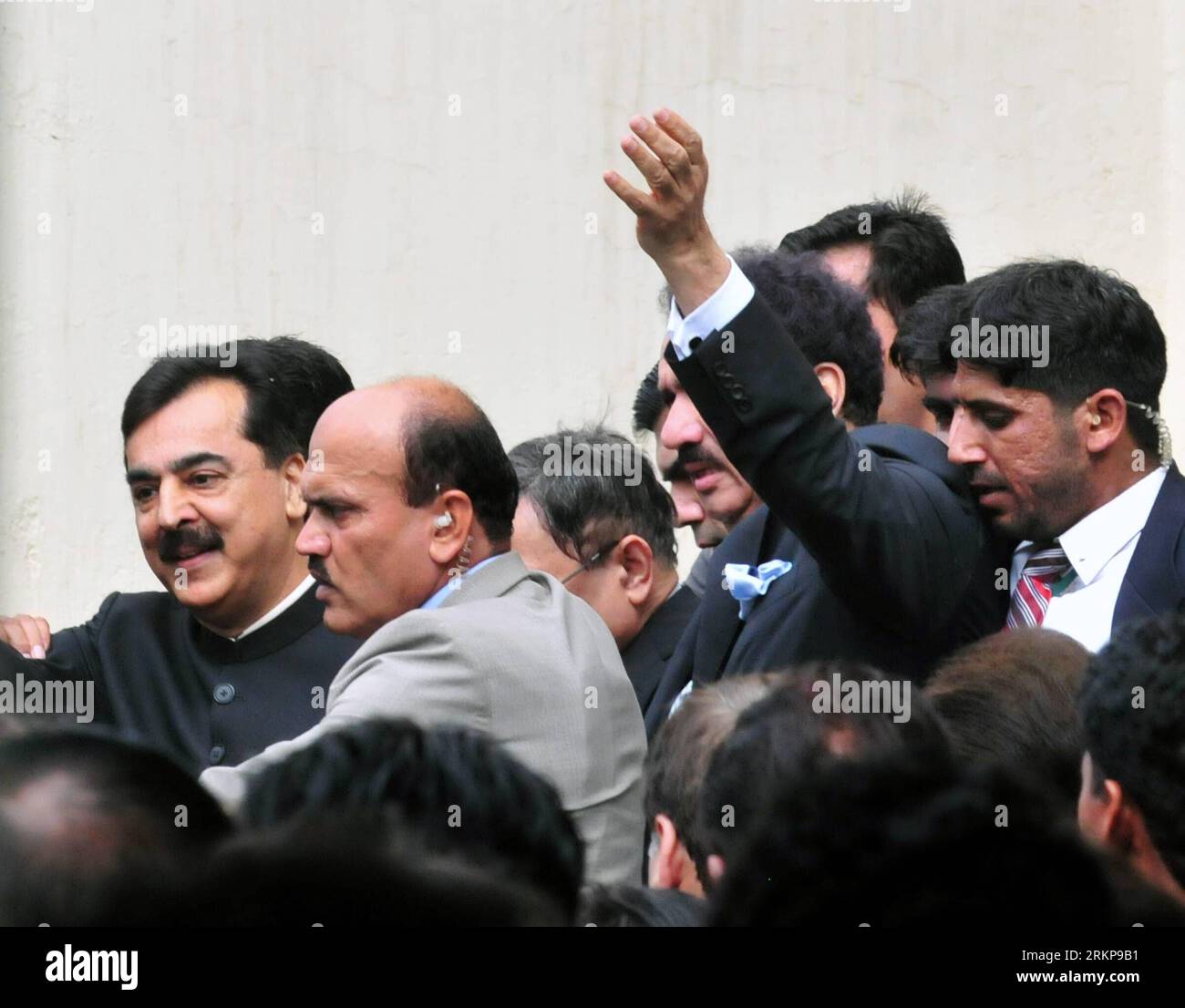 Bildnummer: 57934137  Datum: 26.04.2012  Copyright: imago/Xinhua (120426) -- ISLAMABAD, April 26, 2012 (Xinhua) -- Pakistani Prime Minister Yousuf Raza Gilani (L) is escorted by security as he leaves the Supreme Court after a verdict in Islamabad, capital of Pakistan on April 26, 2012. Pakistan s Supreme Court on Thursday found Prime Minister Yusuf Raza Gilani guilty of contempt of court for failing to act on its directives to reopen graft cases against President Asif Ali Zardari. (Xinhua/Ahmad Kamal) (ybg) PAKISTAN-PRIME MINISTER-GUILTY OF CONTEMPT OF COURT PUBLICATIONxNOTxINxCHN People Polit Stock Photo